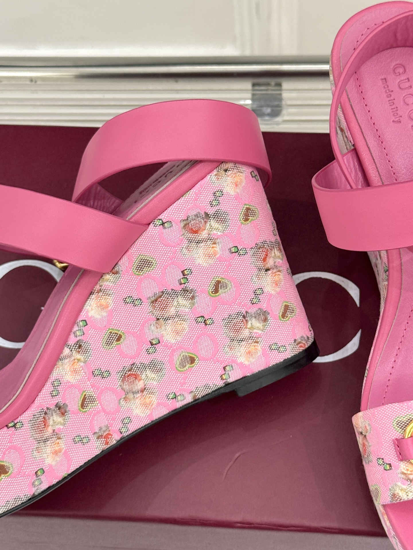 
Gucci/古驰经典马衔扣坡跟凉鞋
当G家标志性马衔扣 邂逅时髦坡跟
一场华丽与舒适兼得的时尚盛宴就此