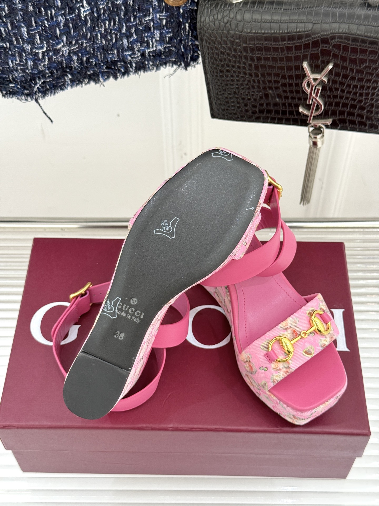 
Gucci/古驰经典马衔扣坡跟凉鞋
当G家标志性马衔扣 邂逅时髦坡跟
一场华丽与舒适兼得的时尚盛宴就此
