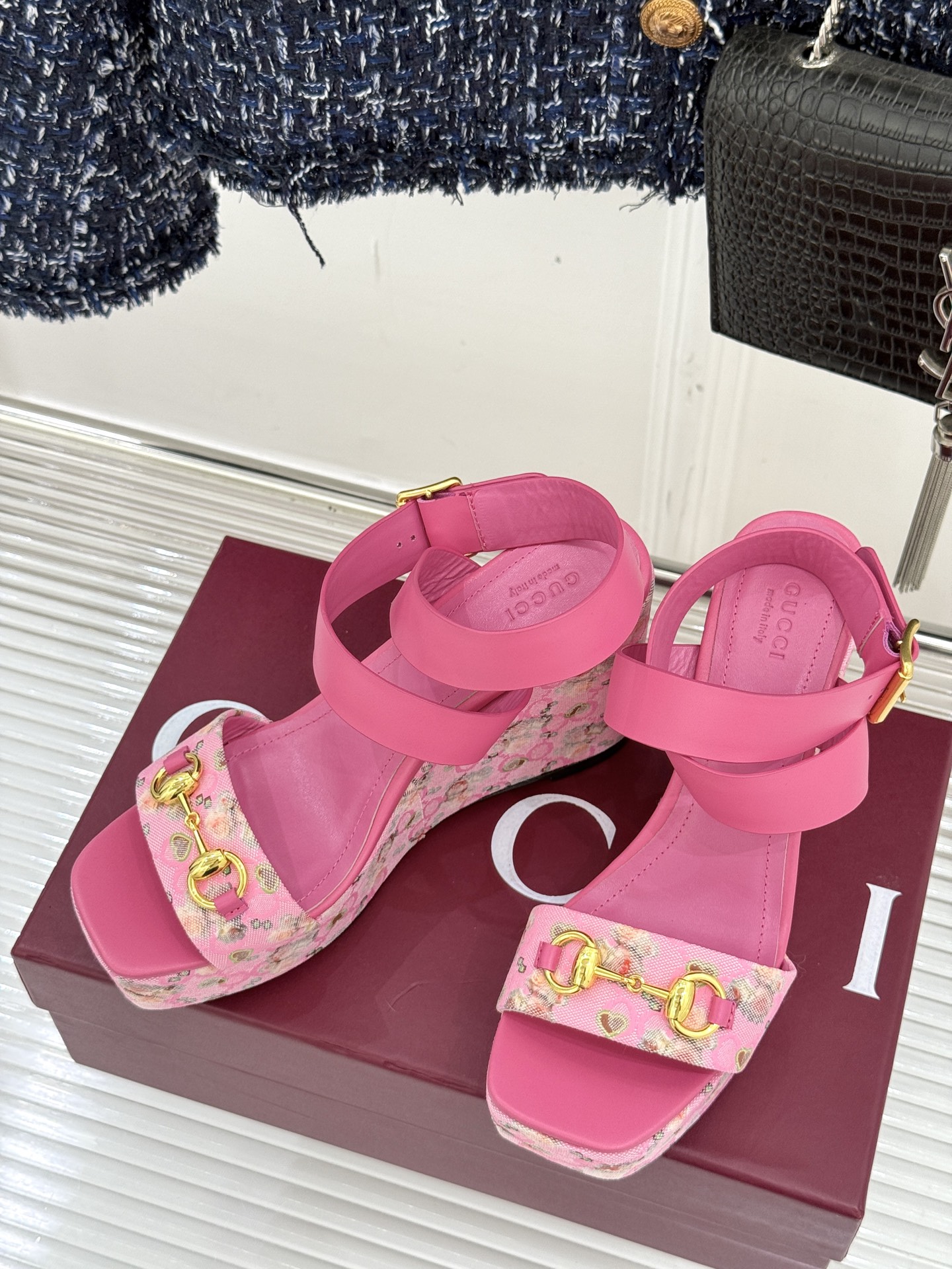 
Gucci/古驰经典马衔扣坡跟凉鞋
当G家标志性马衔扣 邂逅时髦坡跟
一场华丽与舒适兼得的时尚盛宴就此