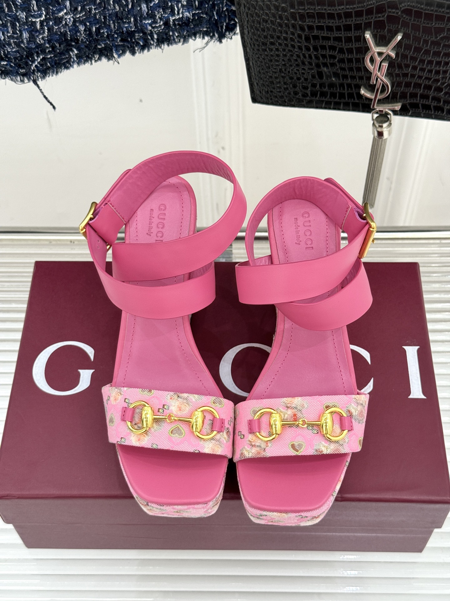 
Gucci/古驰经典马衔扣坡跟凉鞋
当G家标志性马衔扣 邂逅时髦坡跟
一场华丽与舒适兼得的时尚盛宴就此