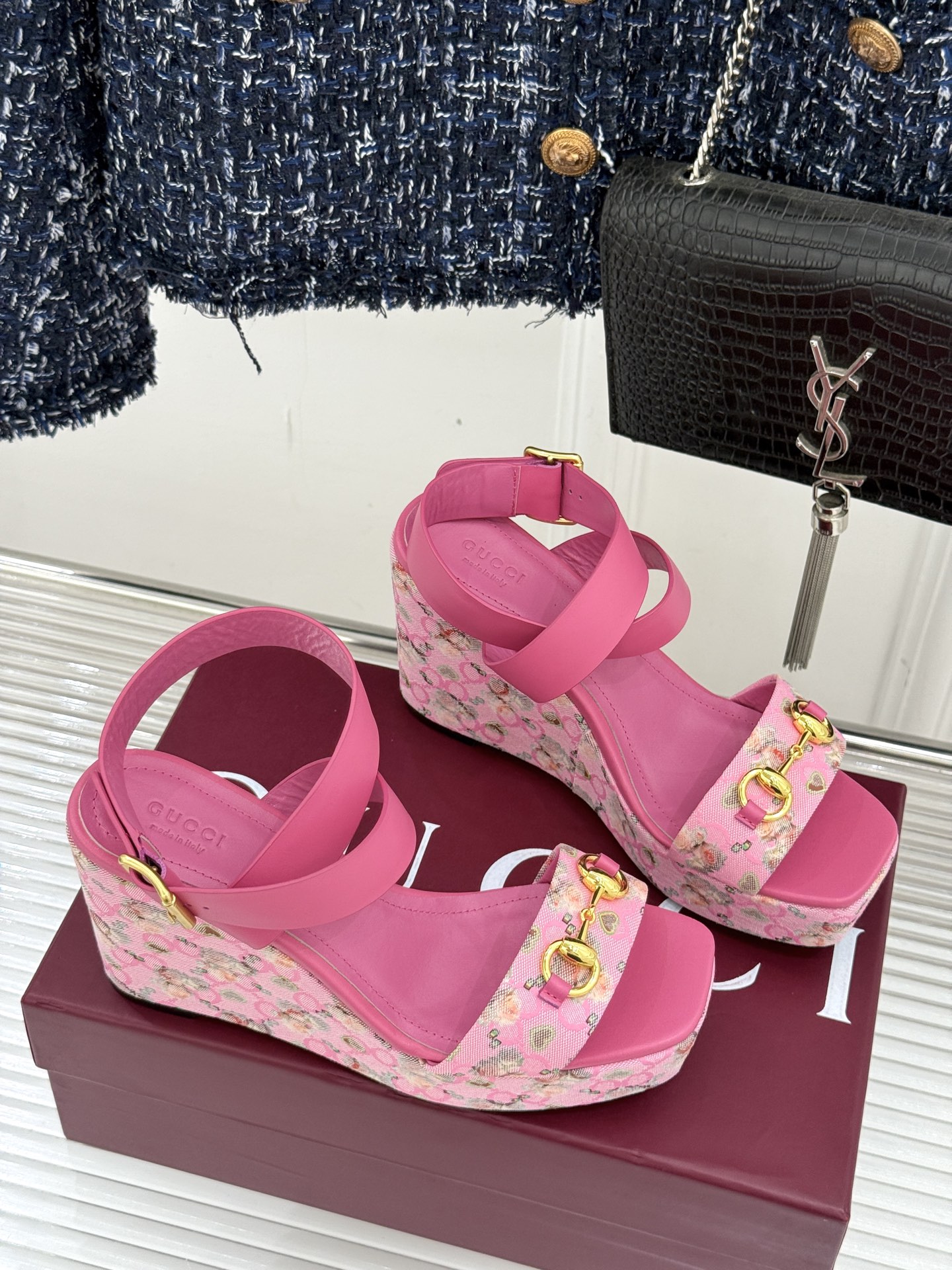 
Gucci/古驰经典马衔扣坡跟凉鞋
当G家标志性马衔扣 邂逅时髦坡跟
一场华丽与舒适兼得的时尚盛宴就此