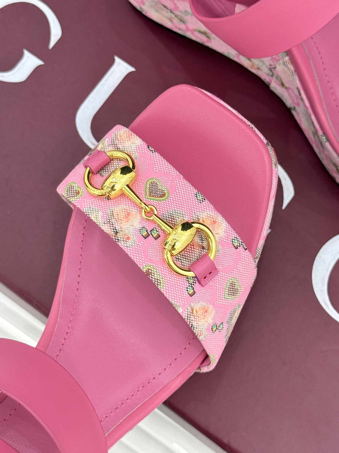 
Gucci/古驰经典马衔扣坡跟凉鞋
当G家标志性马衔扣 邂逅时髦坡跟
一场华丽与舒适兼得的时尚盛宴就此