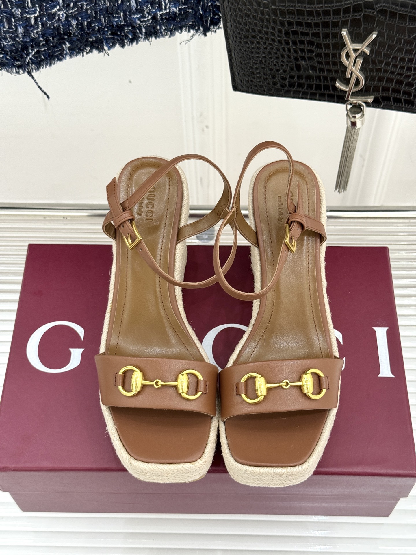 
Gucci/古驰经典马衔扣坡跟凉鞋
当G家标志性马衔扣 邂逅时髦坡跟
一场华丽与舒适兼得的时尚盛宴就此