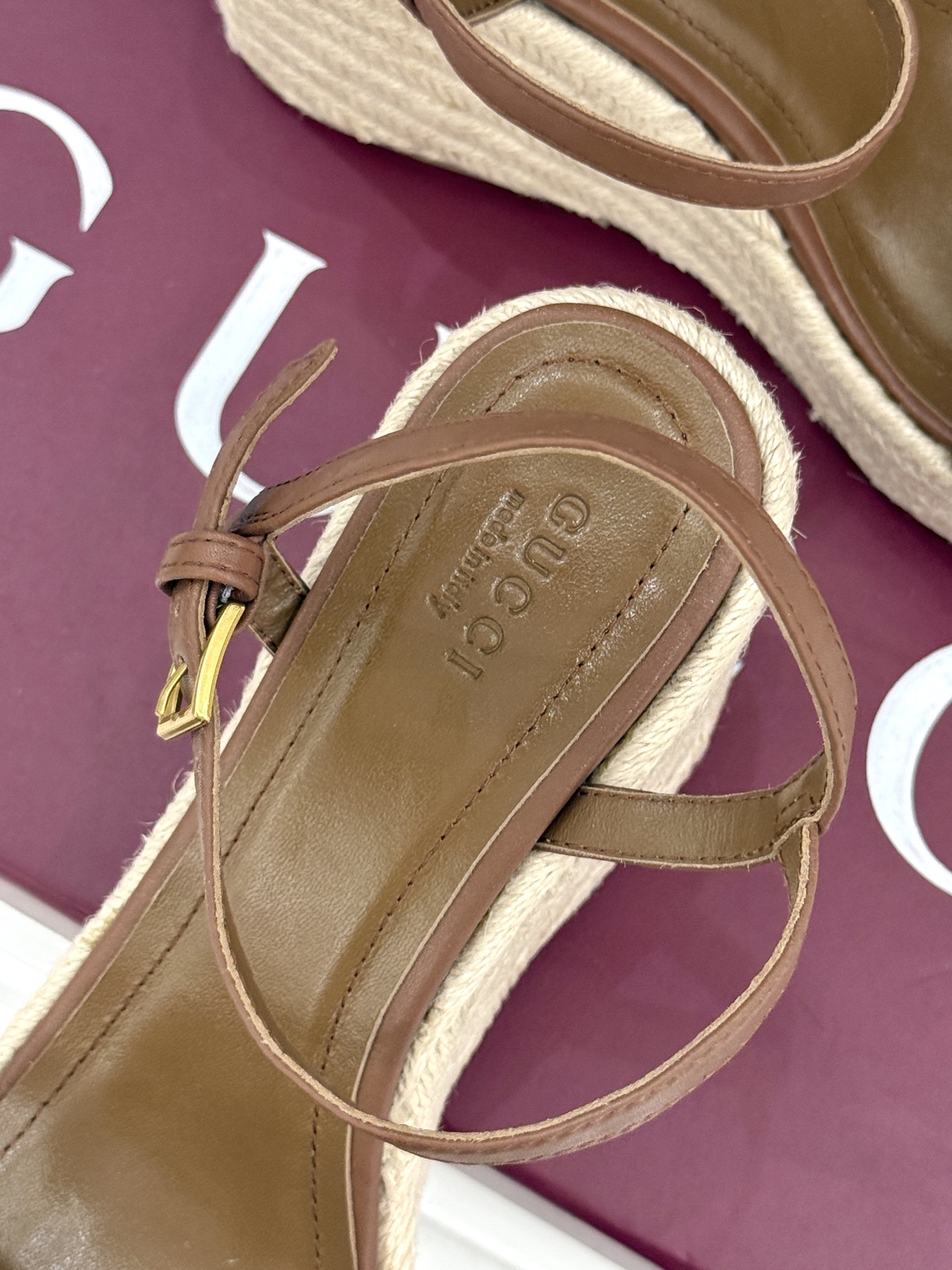 
Gucci/古驰经典马衔扣坡跟凉鞋
当G家标志性马衔扣 邂逅时髦坡跟
一场华丽与舒适兼得的时尚盛宴就此