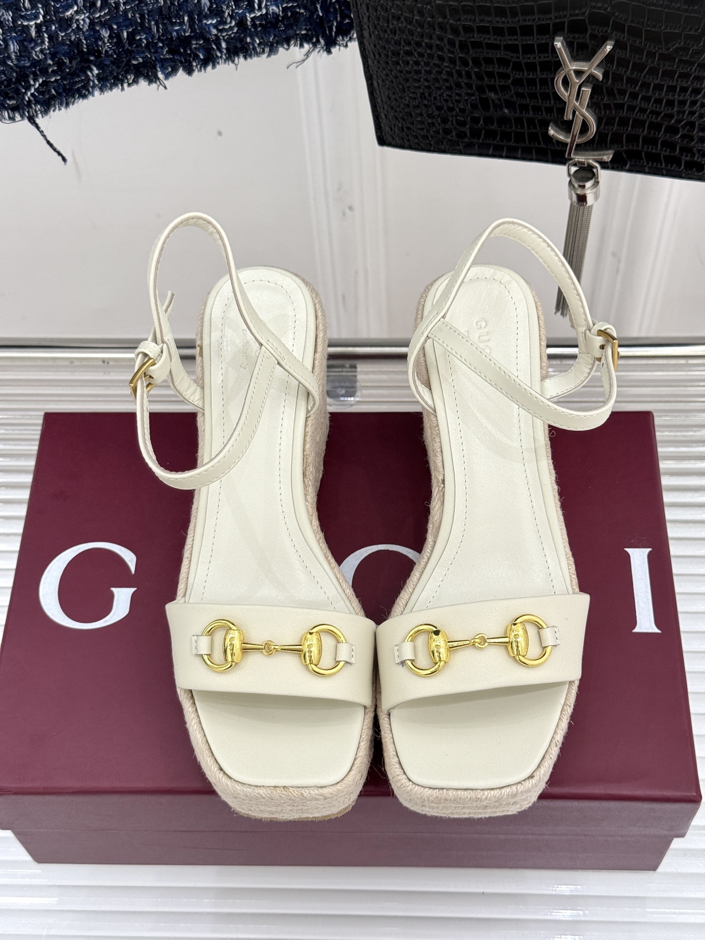 
Gucci/古驰经典马衔扣坡跟凉鞋
当G家标志性马衔扣 邂逅时髦坡跟
一场华丽与舒适兼得的时尚盛宴就此