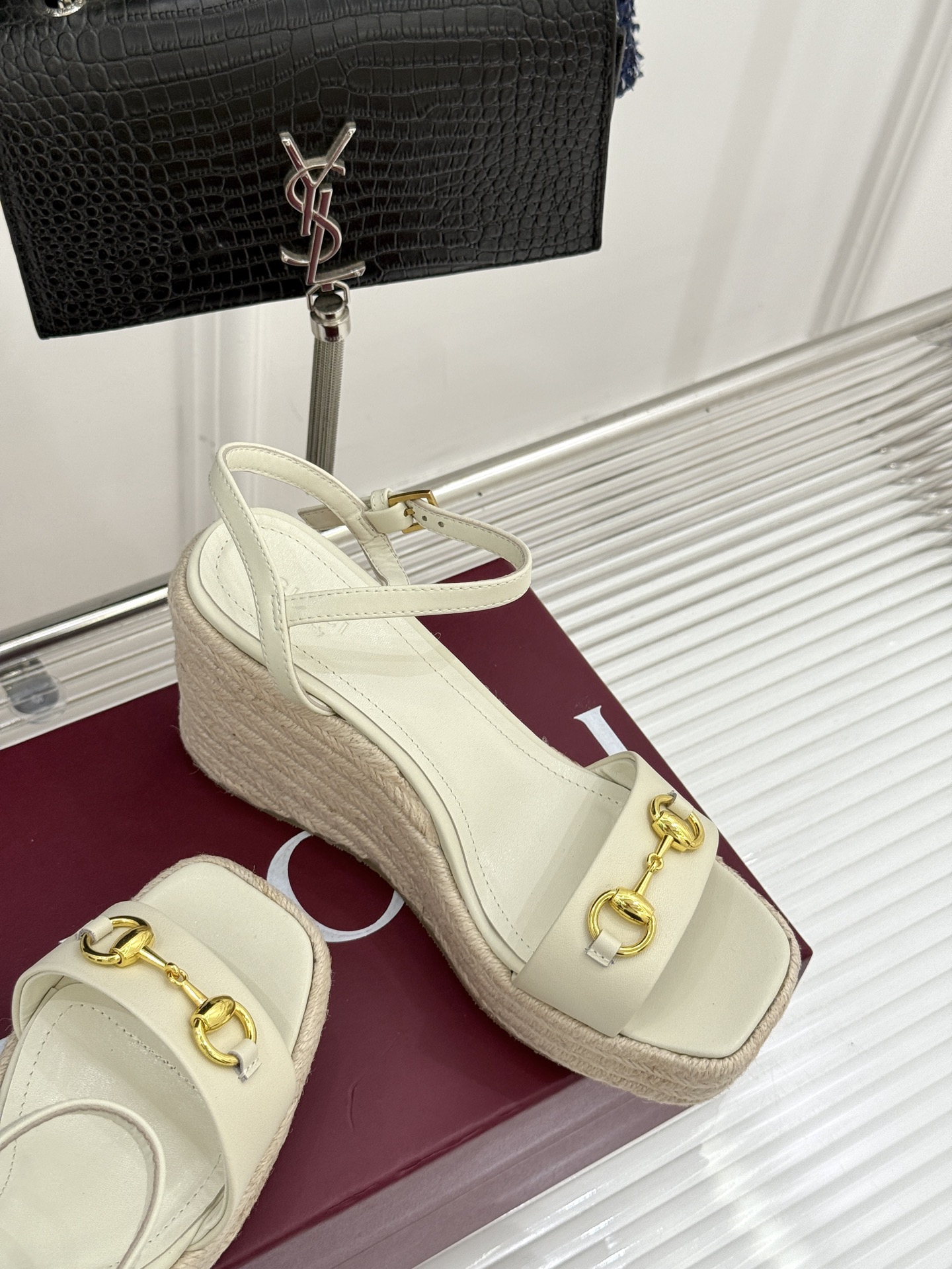 
Gucci/古驰经典马衔扣坡跟凉鞋
当G家标志性马衔扣 邂逅时髦坡跟
一场华丽与舒适兼得的时尚盛宴就此