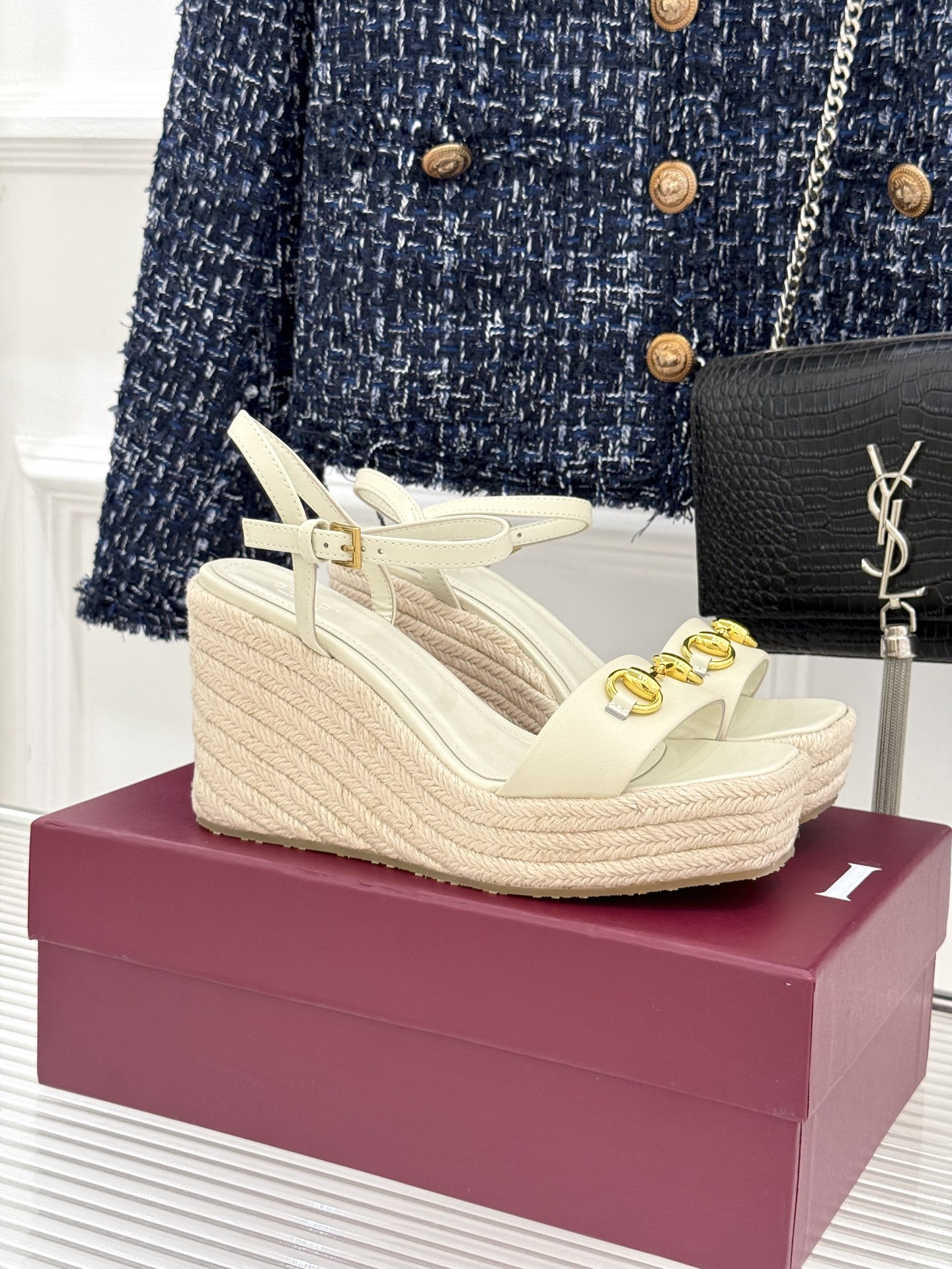 
Gucci/古驰经典马衔扣坡跟凉鞋
当G家标志性马衔扣 邂逅时髦坡跟
一场华丽与舒适兼得的时尚盛宴就此