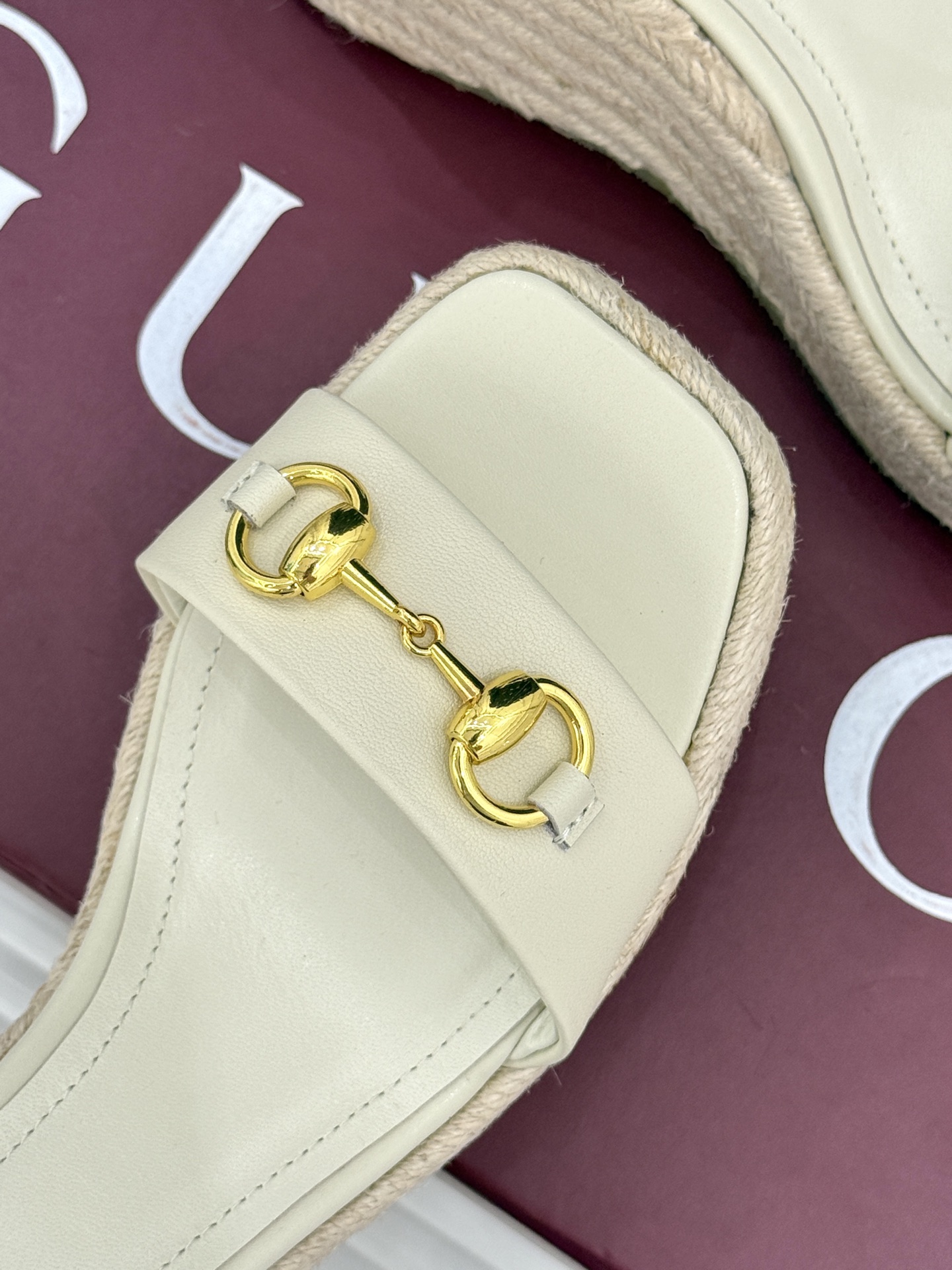 
Gucci/古驰经典马衔扣坡跟凉鞋
当G家标志性马衔扣 邂逅时髦坡跟
一场华丽与舒适兼得的时尚盛宴就此