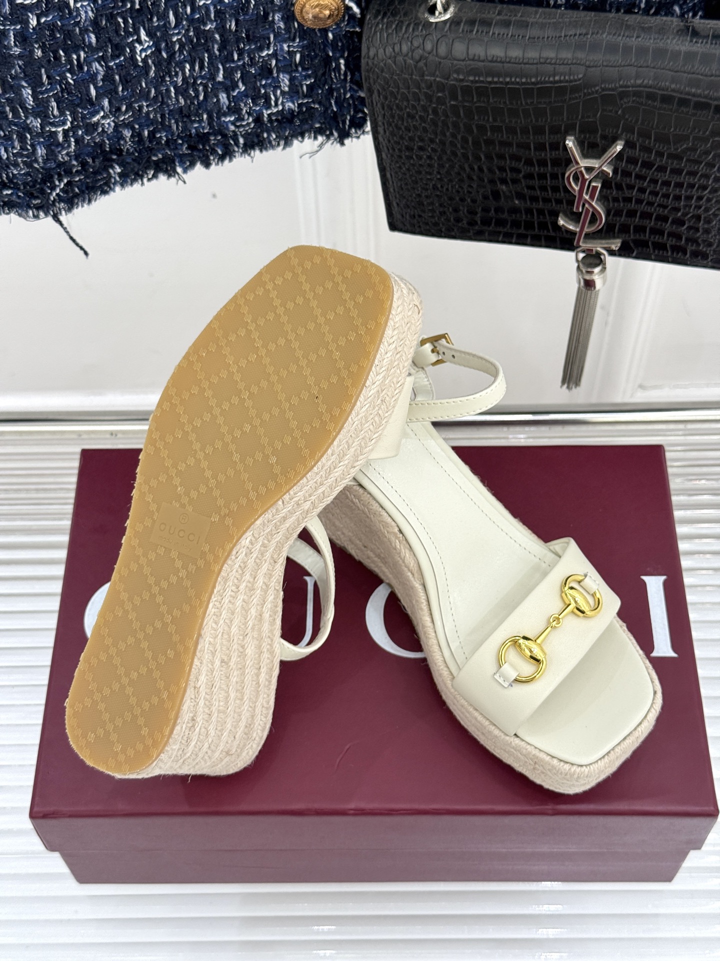 
Gucci/古驰经典马衔扣坡跟凉鞋
当G家标志性马衔扣 邂逅时髦坡跟
一场华丽与舒适兼得的时尚盛宴就此