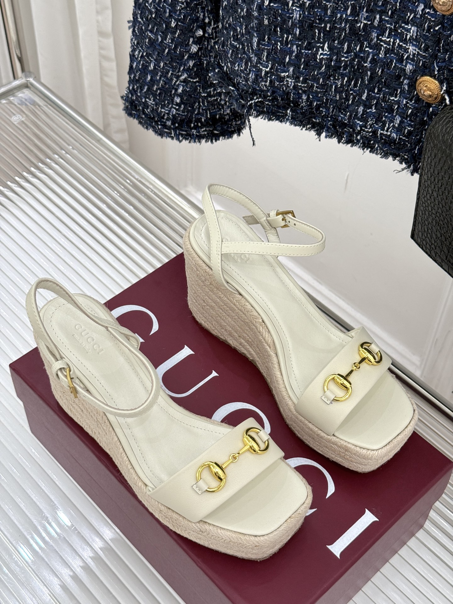 
Gucci/古驰经典马衔扣坡跟凉鞋
当G家标志性马衔扣 邂逅时髦坡跟
一场华丽与舒适兼得的时尚盛宴就此