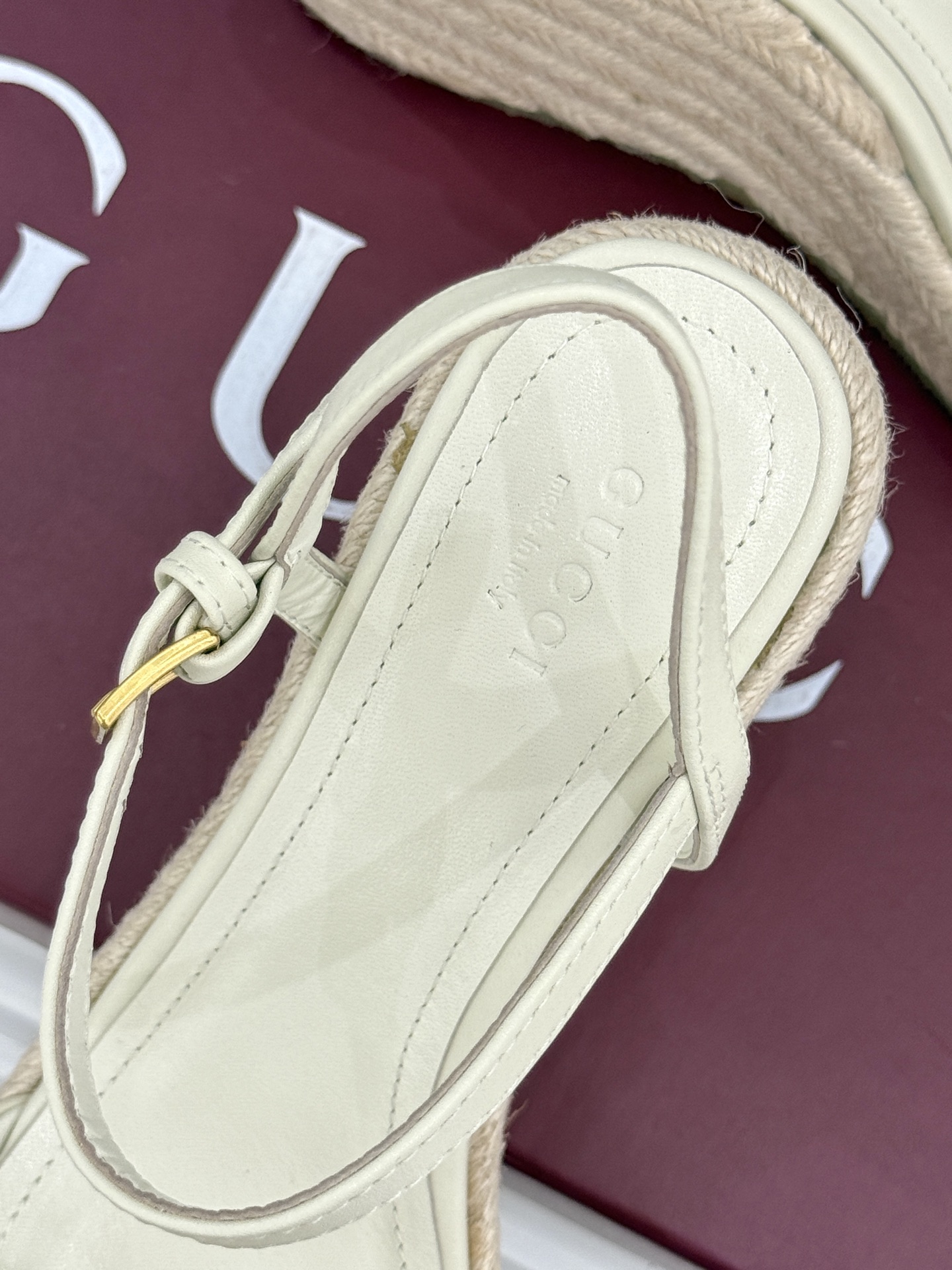 
Gucci/古驰经典马衔扣坡跟凉鞋
当G家标志性马衔扣 邂逅时髦坡跟
一场华丽与舒适兼得的时尚盛宴就此