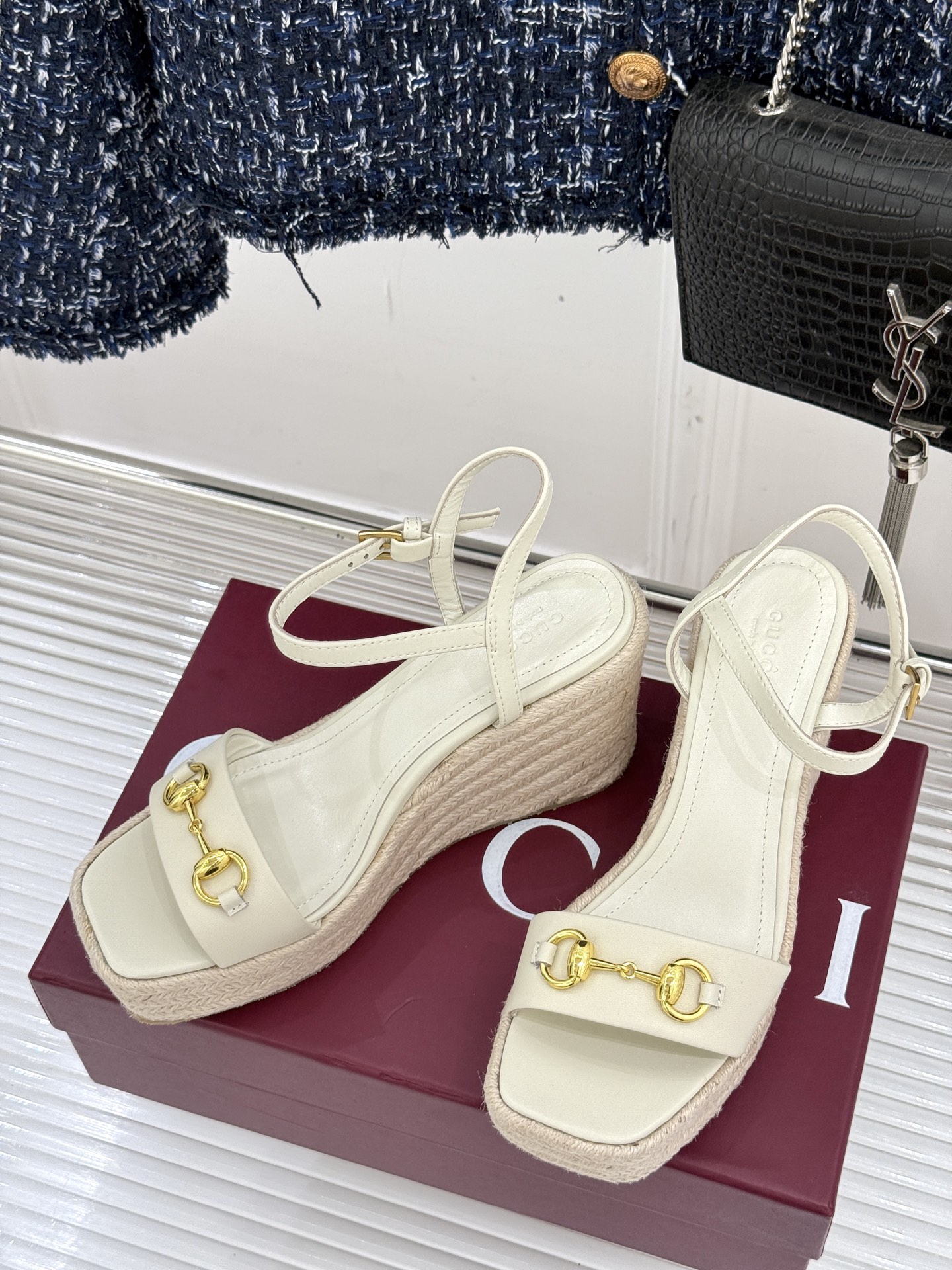 
Gucci/古驰经典马衔扣坡跟凉鞋
当G家标志性马衔扣 邂逅时髦坡跟
一场华丽与舒适兼得的时尚盛宴就此