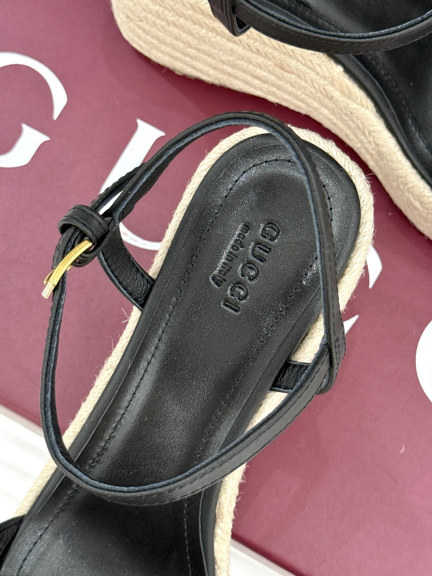 
Gucci/古驰经典马衔扣坡跟凉鞋
当G家标志性马衔扣 邂逅时髦坡跟
一场华丽与舒适兼得的时尚盛宴就此