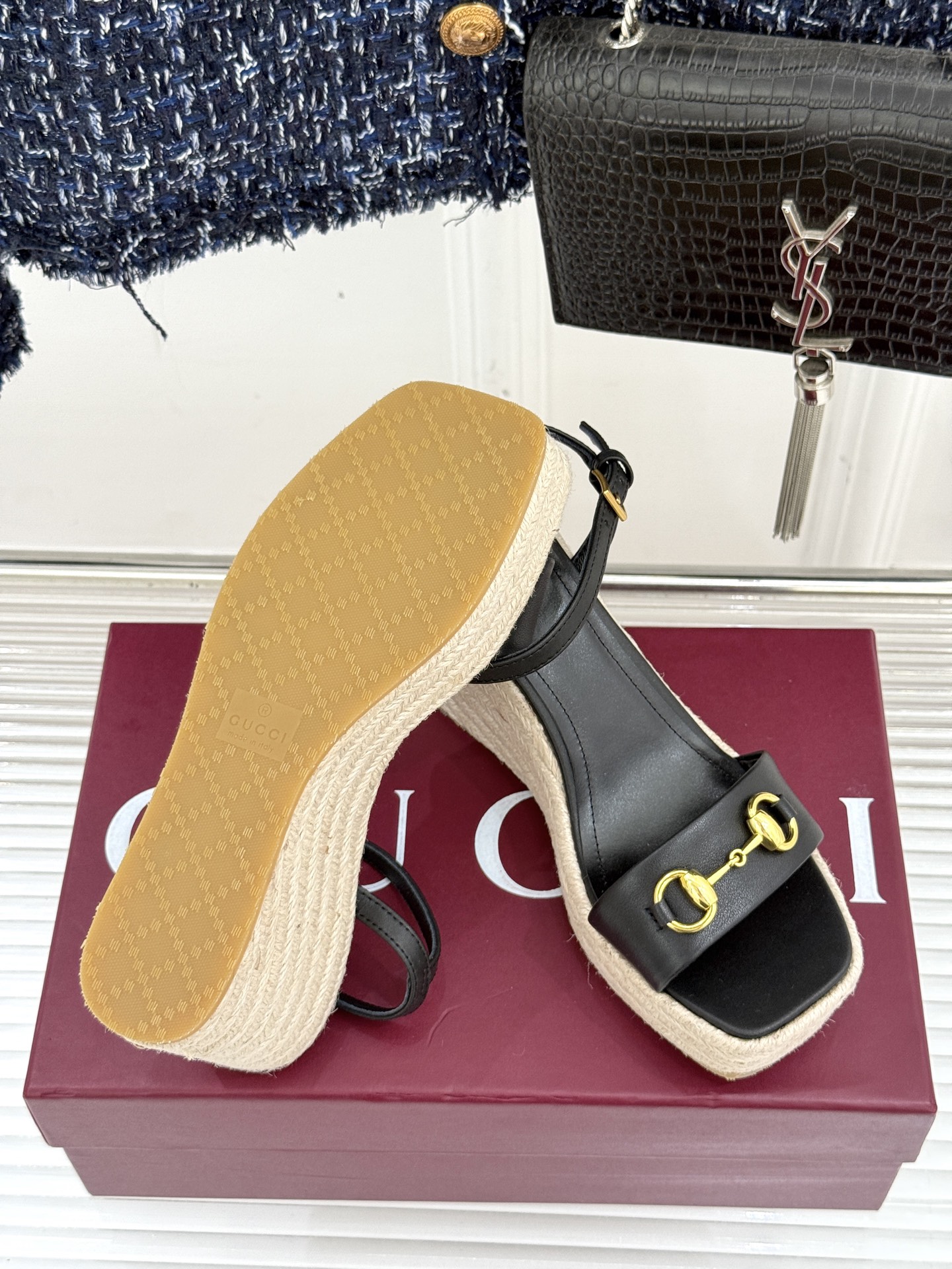 
Gucci/古驰经典马衔扣坡跟凉鞋
当G家标志性马衔扣 邂逅时髦坡跟
一场华丽与舒适兼得的时尚盛宴就此