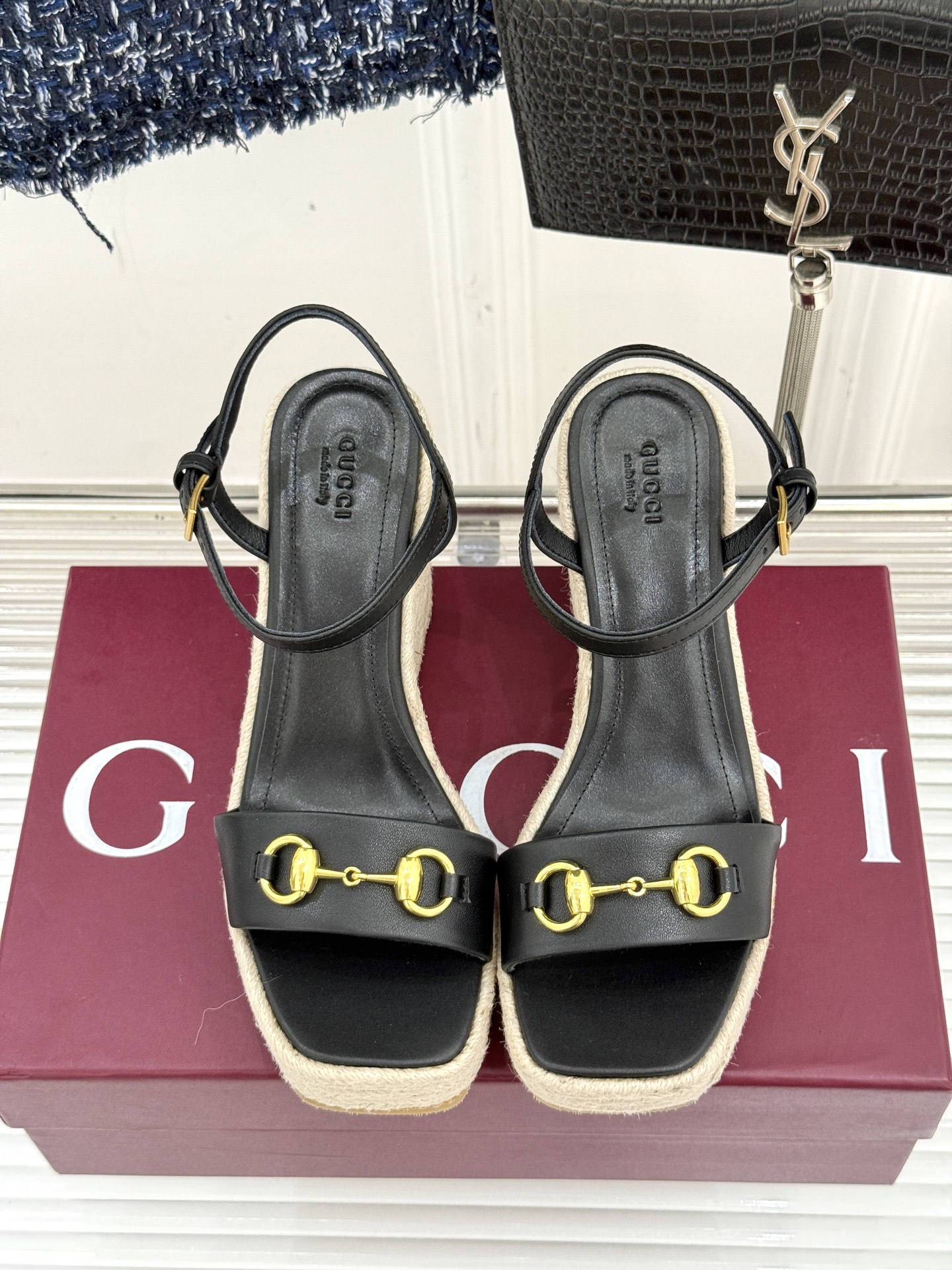 
Gucci/古驰经典马衔扣坡跟凉鞋
当G家标志性马衔扣 邂逅时髦坡跟
一场华丽与舒适兼得的时尚盛宴就此