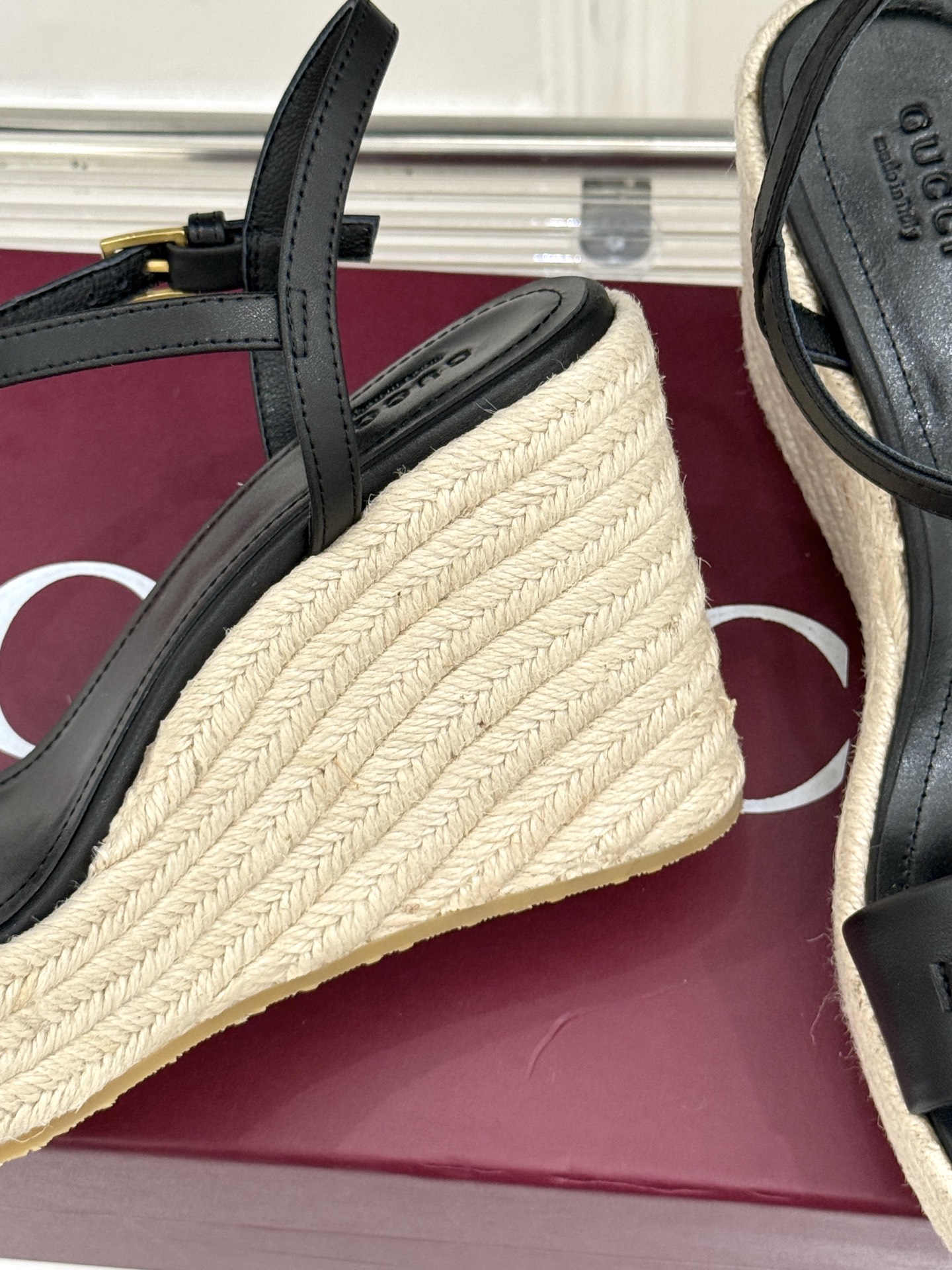
Gucci/古驰经典马衔扣坡跟凉鞋
当G家标志性马衔扣 邂逅时髦坡跟
一场华丽与舒适兼得的时尚盛宴就此