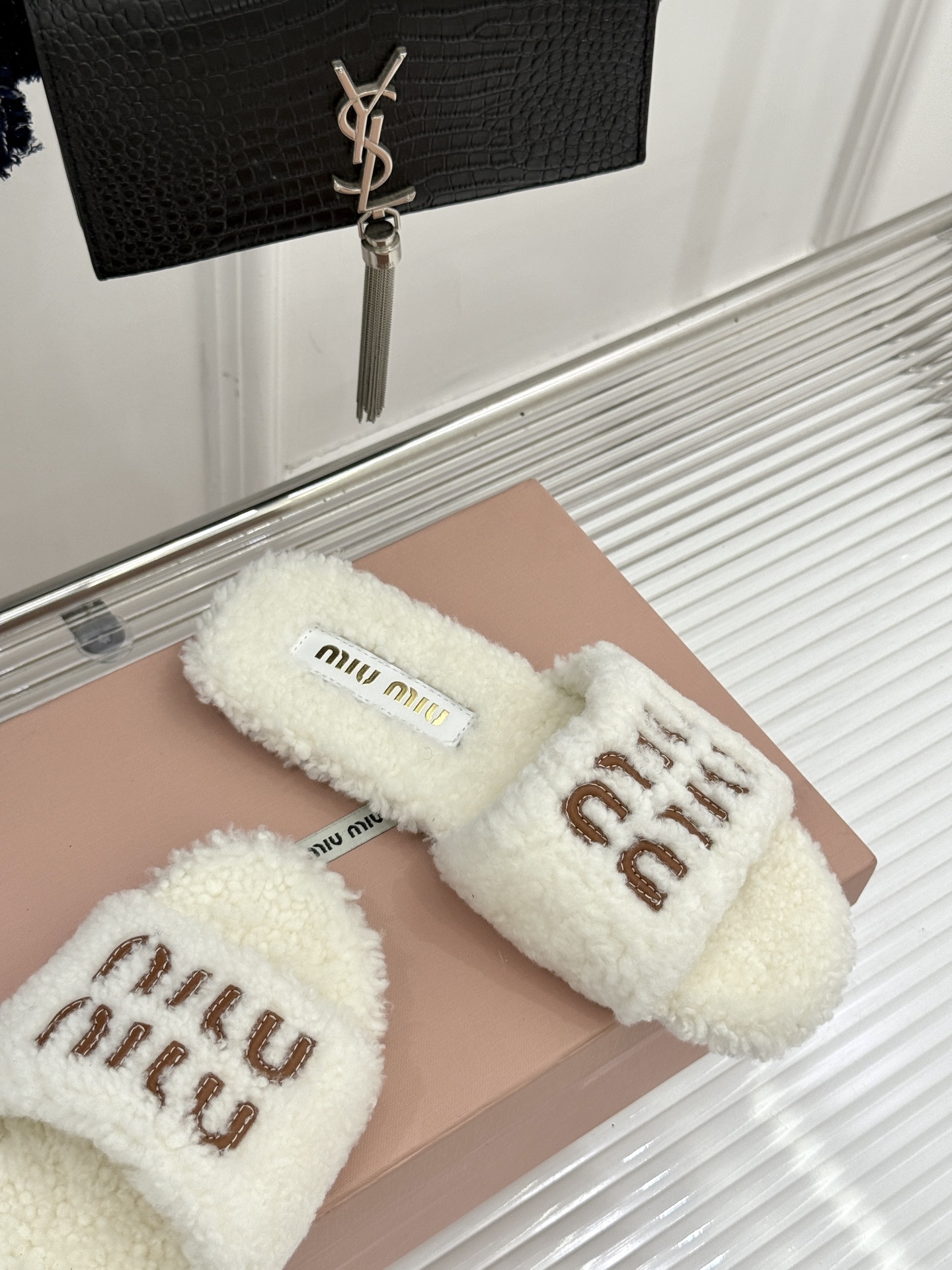 Miu Miu 25WF秋冬新品字母毛拖
当凛冽寒风开始宣告冬天的主权
一双兼具温暖与时尚的毛拖