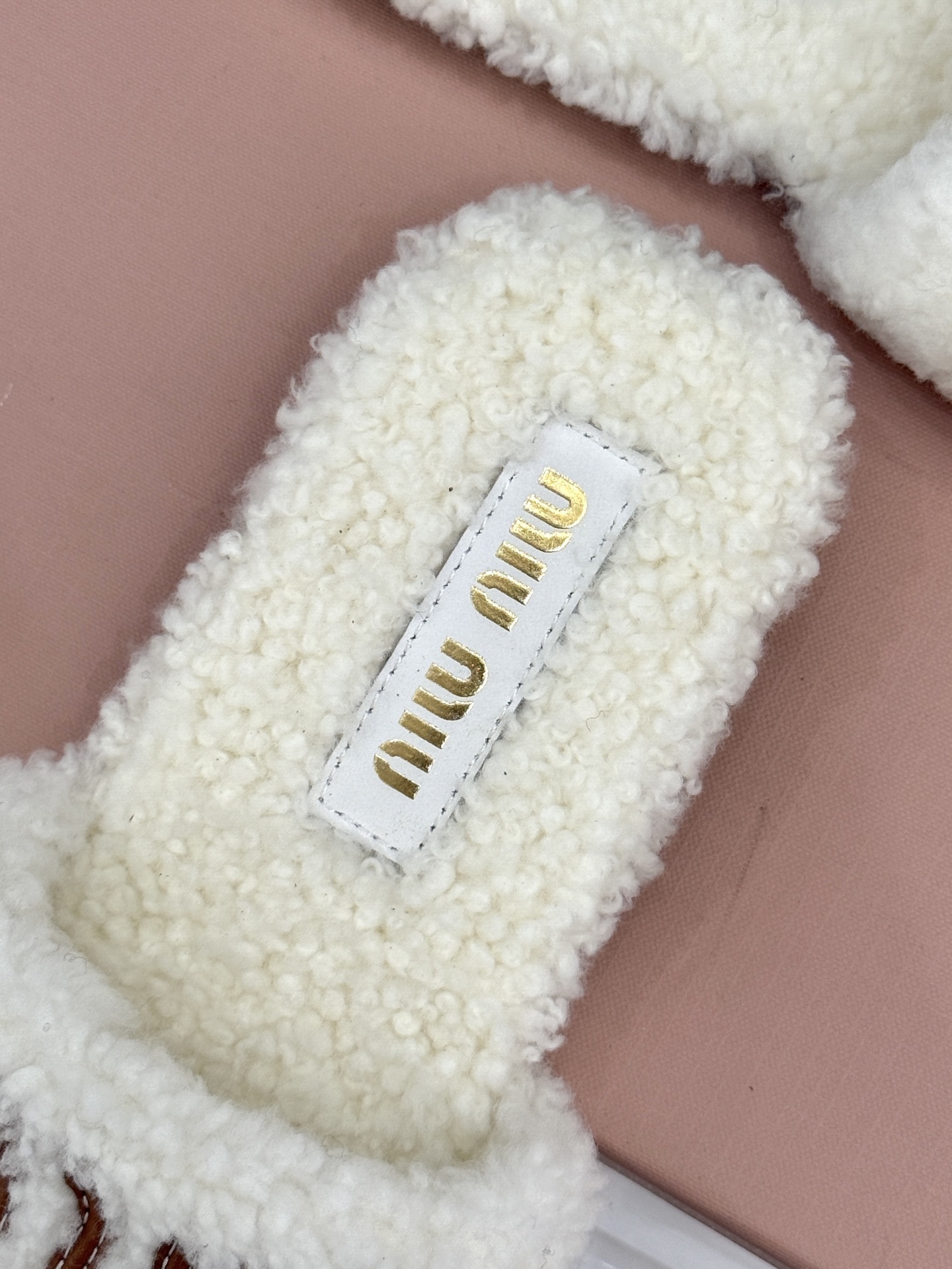 Miu Miu 25WF秋冬新品字母毛拖
当凛冽寒风开始宣告冬天的主权
一双兼具温暖与时尚的毛拖