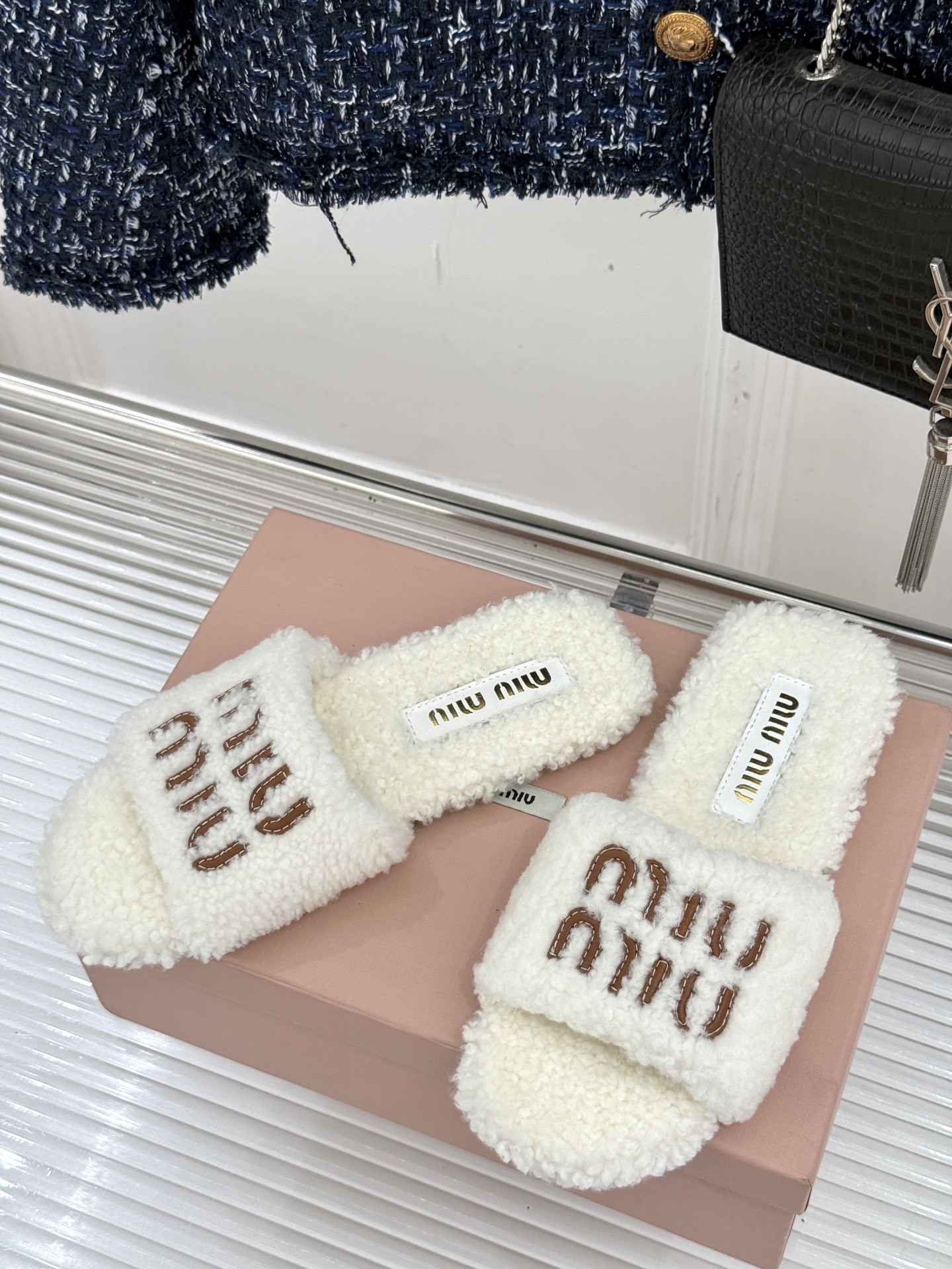 Miu Miu 25WF秋冬新品字母毛拖
当凛冽寒风开始宣告冬天的主权
一双兼具温暖与时尚的毛拖