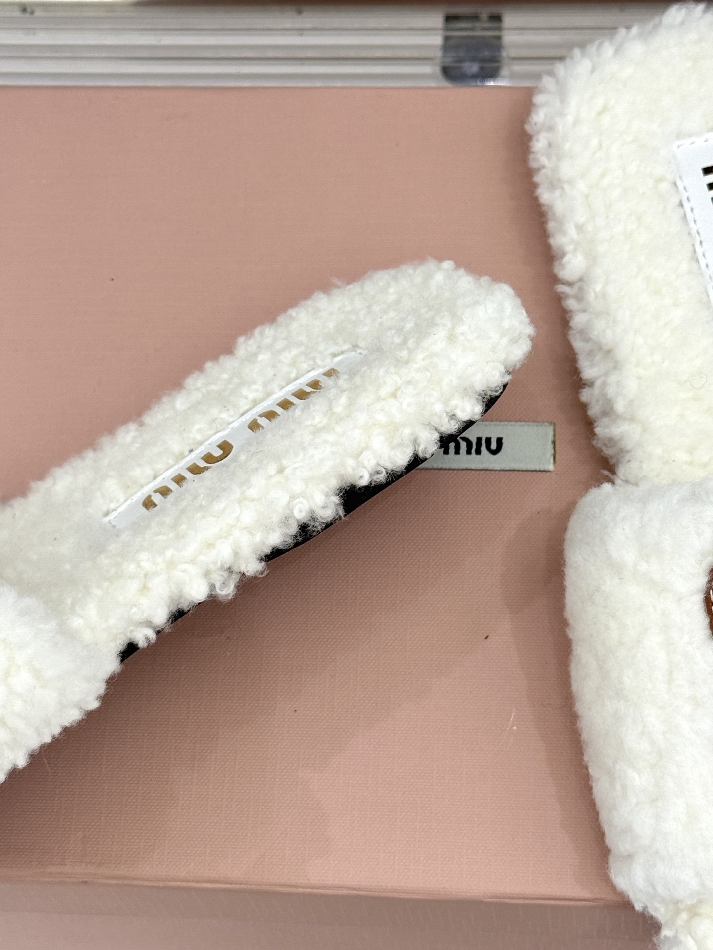 Miu Miu 25WF秋冬新品字母毛拖
当凛冽寒风开始宣告冬天的主权
一双兼具温暖与时尚的毛拖