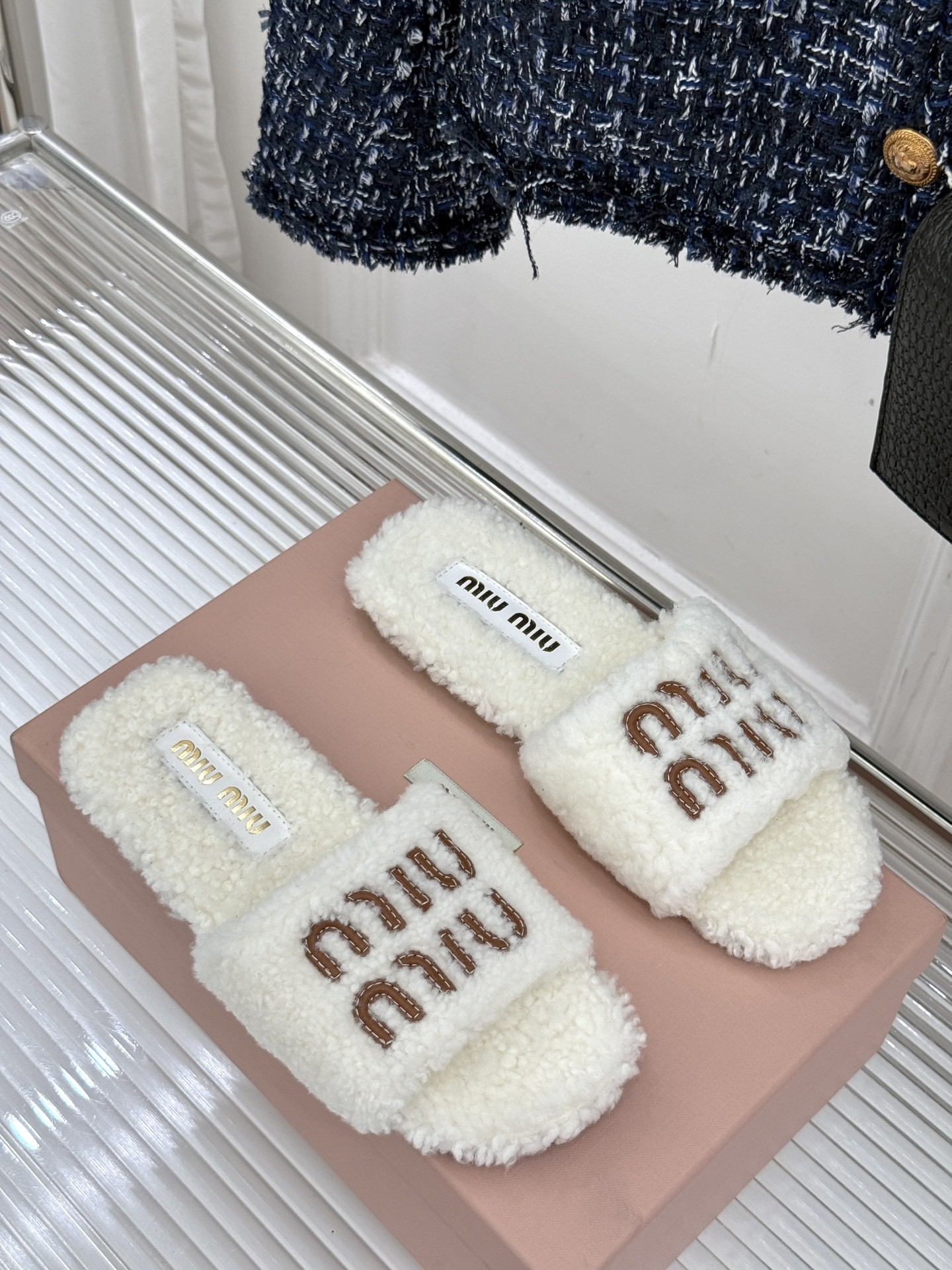 Miu Miu 25WF秋冬新品字母毛拖
当凛冽寒风开始宣告冬天的主权
一双兼具温暖与时尚的毛拖