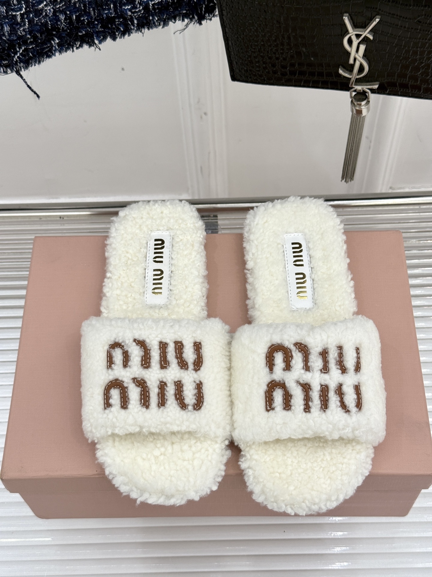 Miu Miu 25WF秋冬新品字母毛拖
当凛冽寒风开始宣告冬天的主权
一双兼具温暖与时尚的毛拖