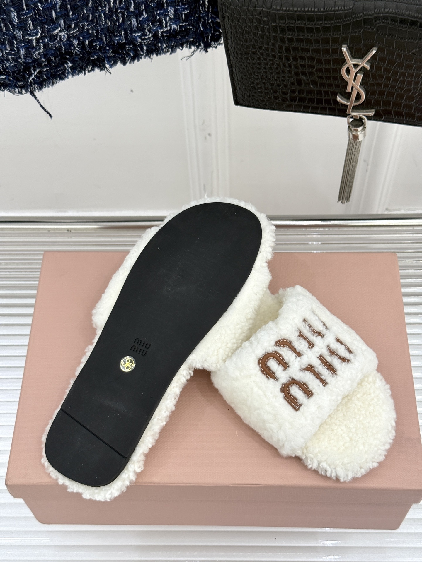 Miu Miu 25WF秋冬新品字母毛拖
当凛冽寒风开始宣告冬天的主权
一双兼具温暖与时尚的毛拖