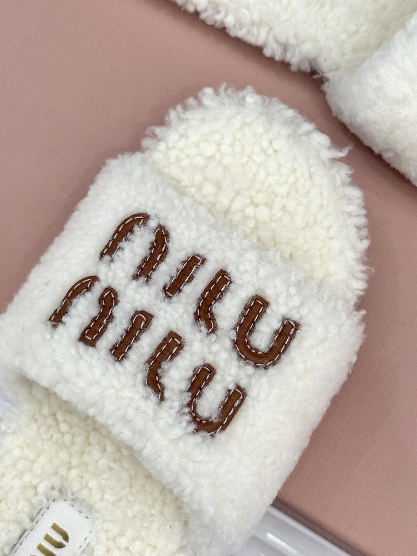 Miu Miu 25WF秋冬新品字母毛拖
当凛冽寒风开始宣告冬天的主权
一双兼具温暖与时尚的毛拖
