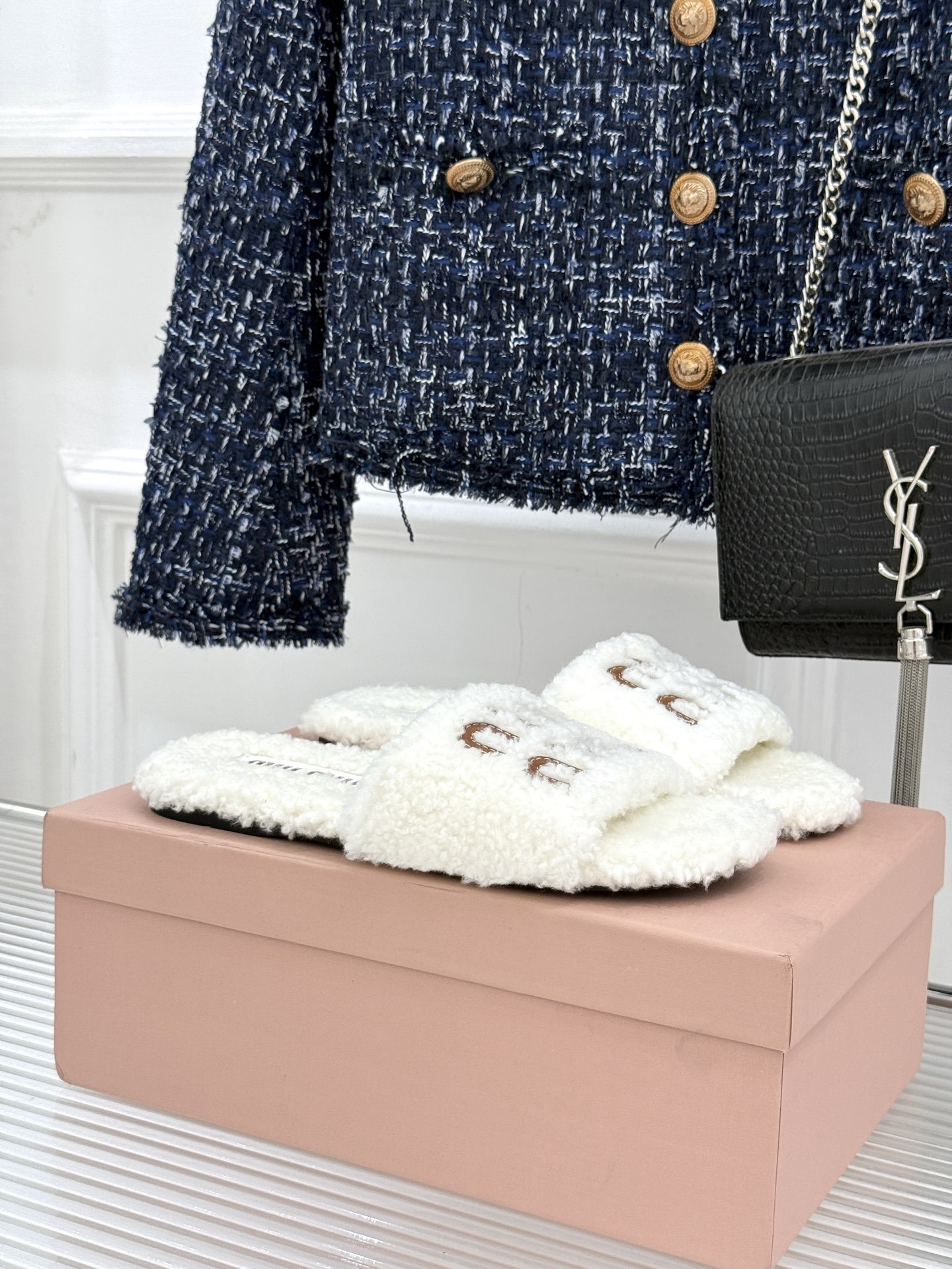 Miu Miu 25WF秋冬新品字母毛拖
当凛冽寒风开始宣告冬天的主权
一双兼具温暖与时尚的毛拖