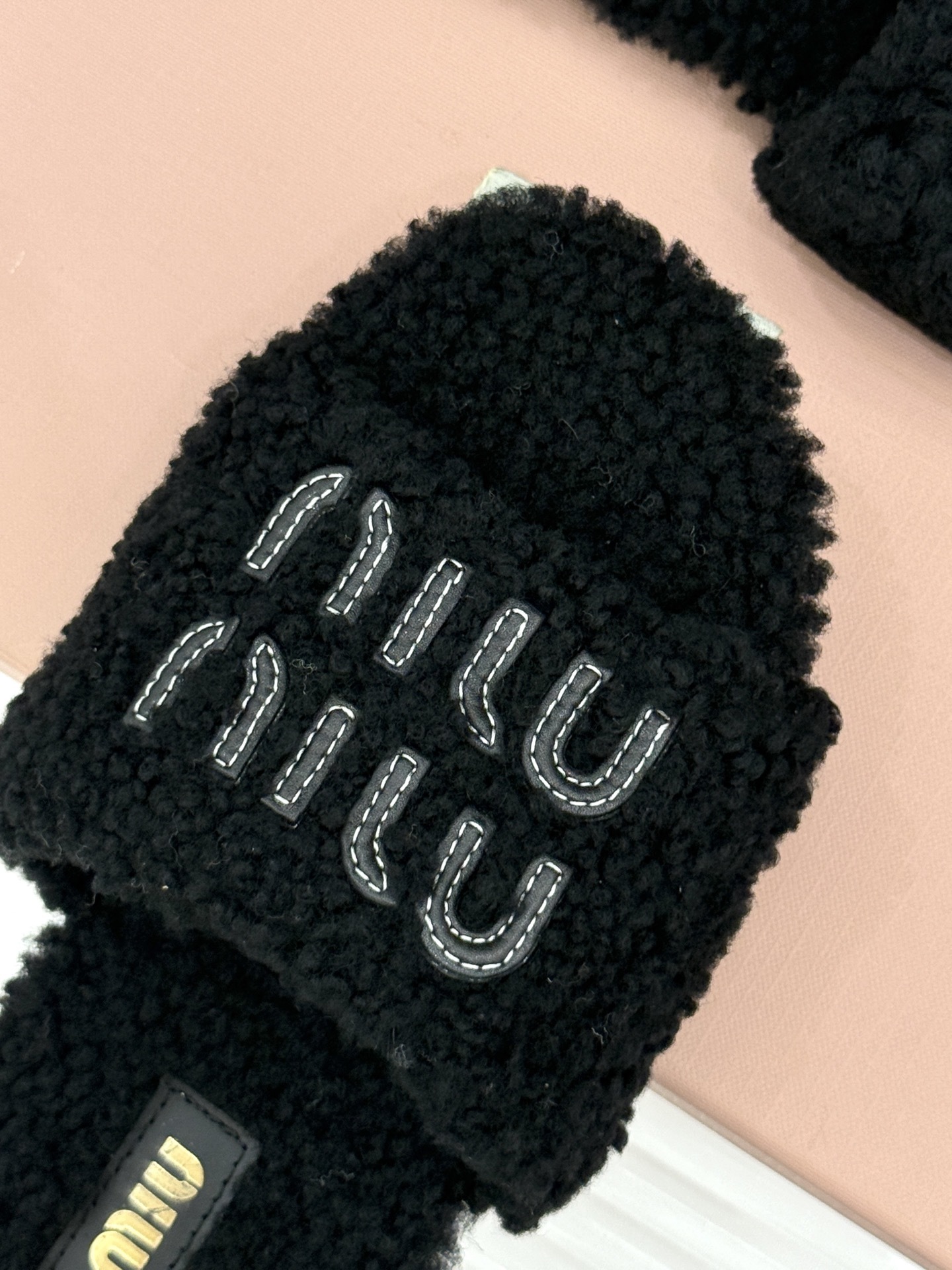 Miu Miu 25WF秋冬新品字母毛拖
当凛冽寒风开始宣告冬天的主权
一双兼具温暖与时尚的毛拖