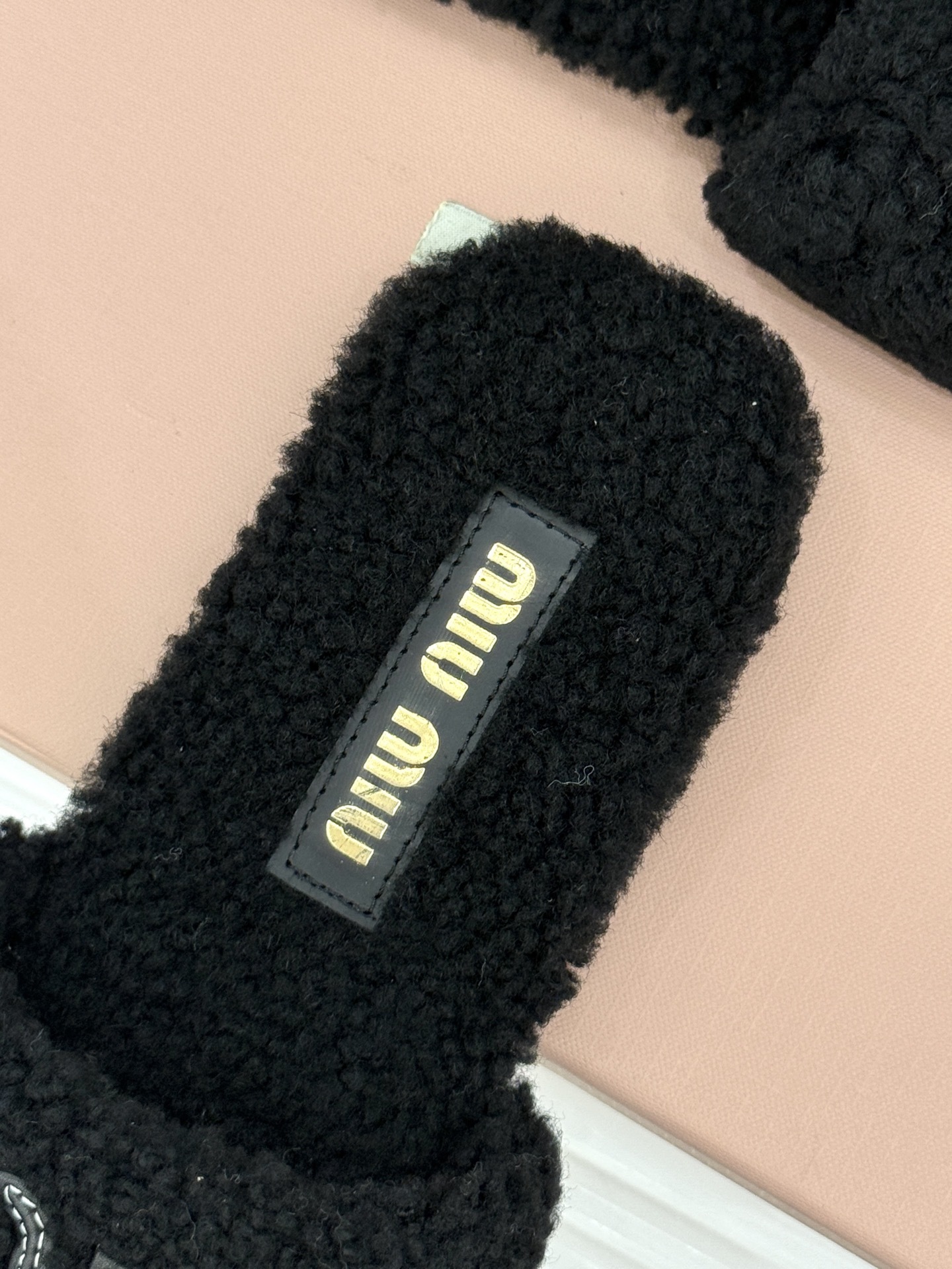 Miu Miu 25WF秋冬新品字母毛拖
当凛冽寒风开始宣告冬天的主权
一双兼具温暖与时尚的毛拖