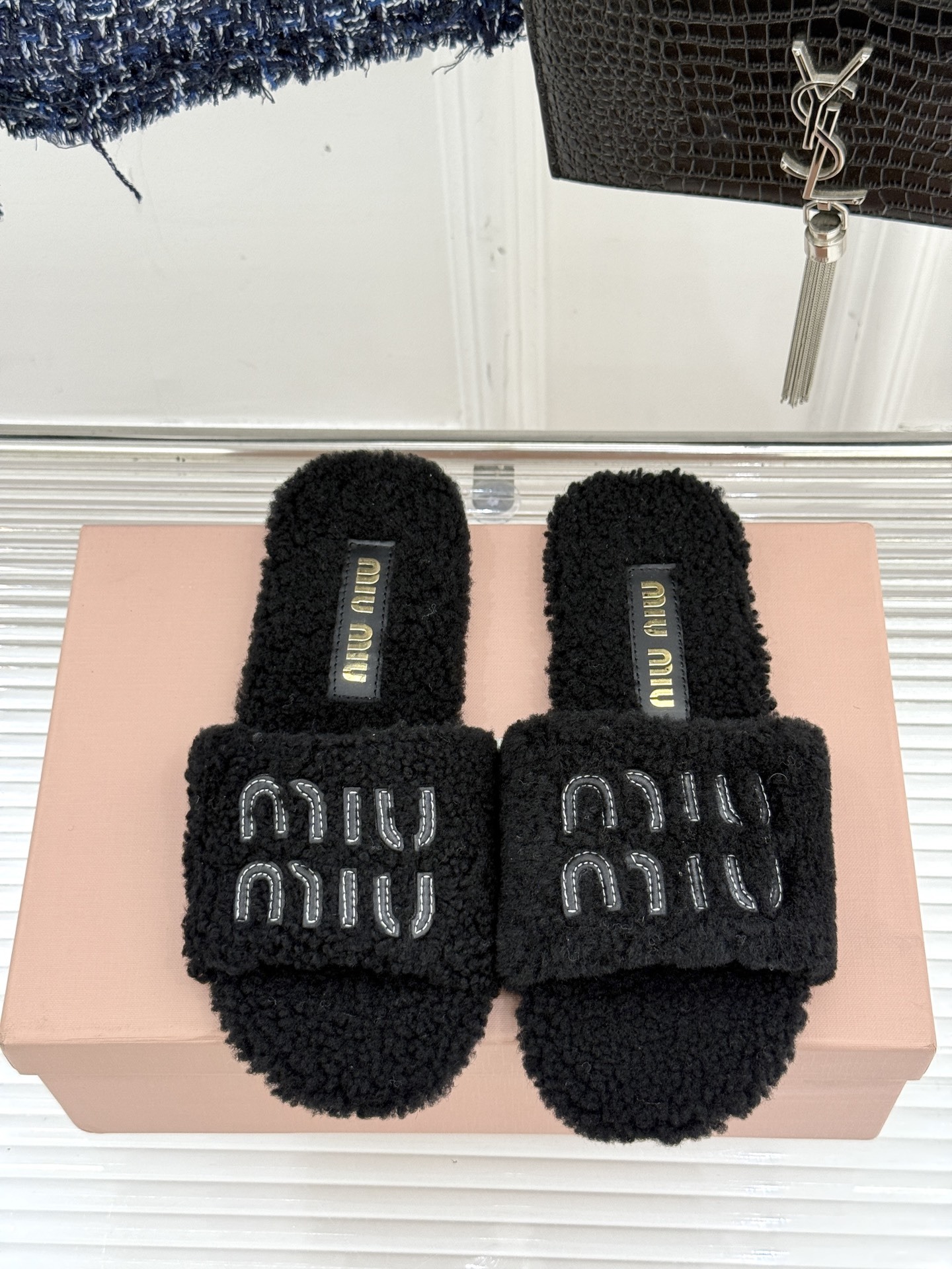 Miu Miu 25WF秋冬新品字母毛拖
当凛冽寒风开始宣告冬天的主权
一双兼具温暖与时尚的毛拖