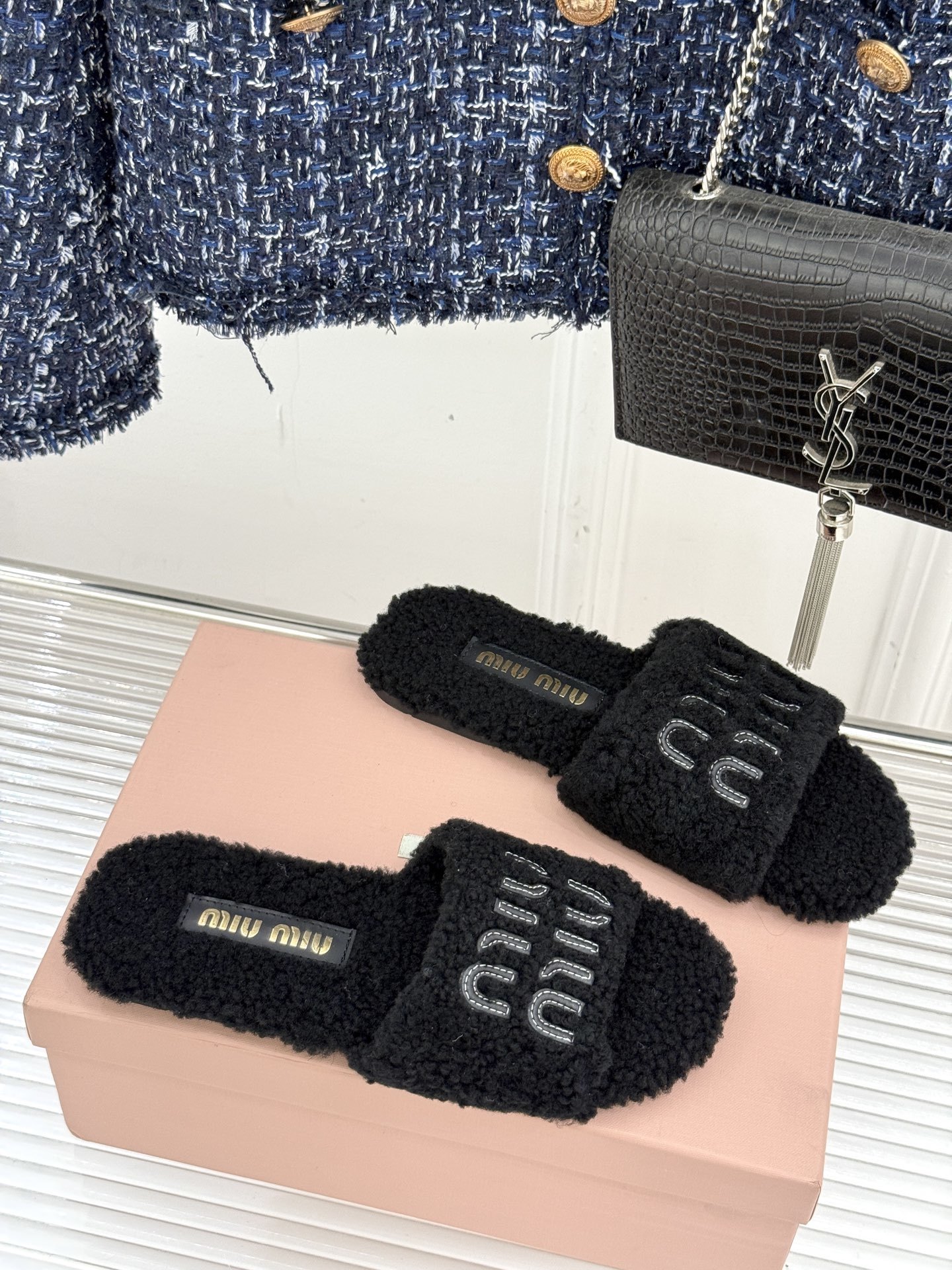 Miu Miu 25WF秋冬新品字母毛拖
当凛冽寒风开始宣告冬天的主权
一双兼具温暖与时尚的毛拖