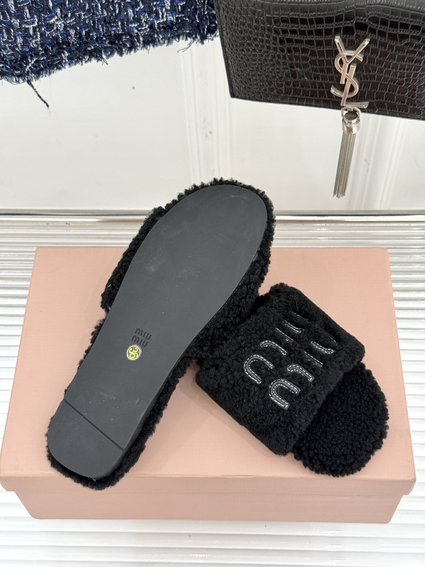 Miu Miu 25WF秋冬新品字母毛拖
当凛冽寒风开始宣告冬天的主权
一双兼具温暖与时尚的毛拖