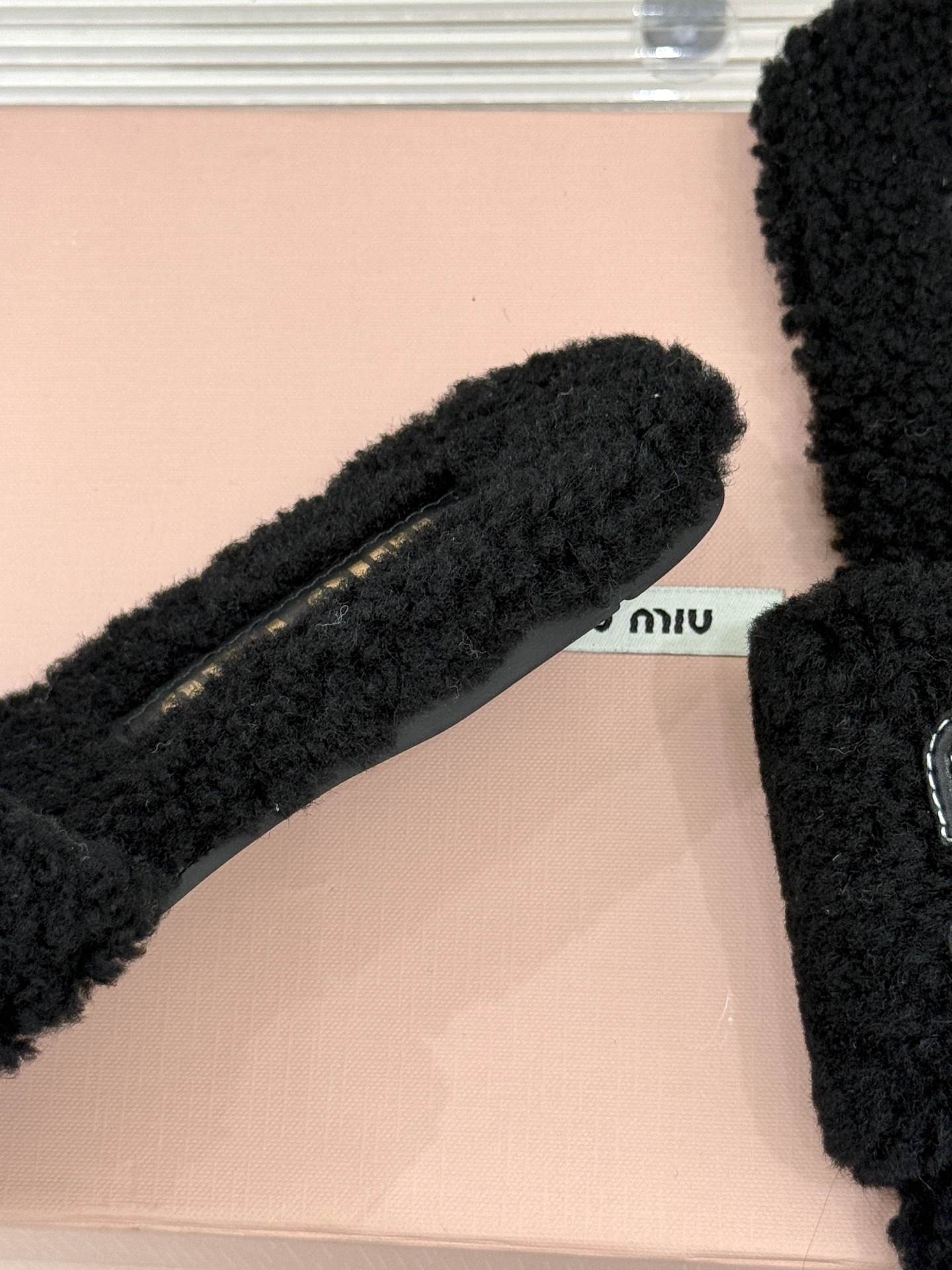 Miu Miu 25WF秋冬新品字母毛拖
当凛冽寒风开始宣告冬天的主权
一双兼具温暖与时尚的毛拖