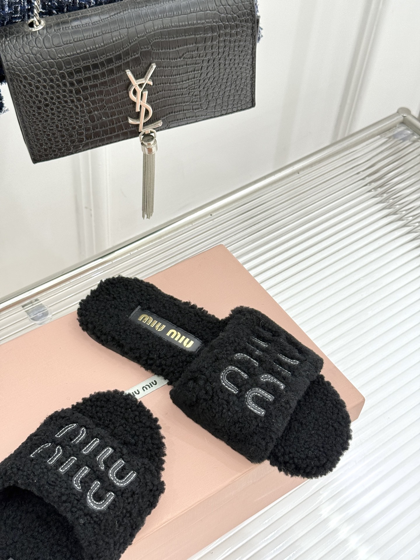 Miu Miu 25WF秋冬新品字母毛拖
当凛冽寒风开始宣告冬天的主权
一双兼具温暖与时尚的毛拖