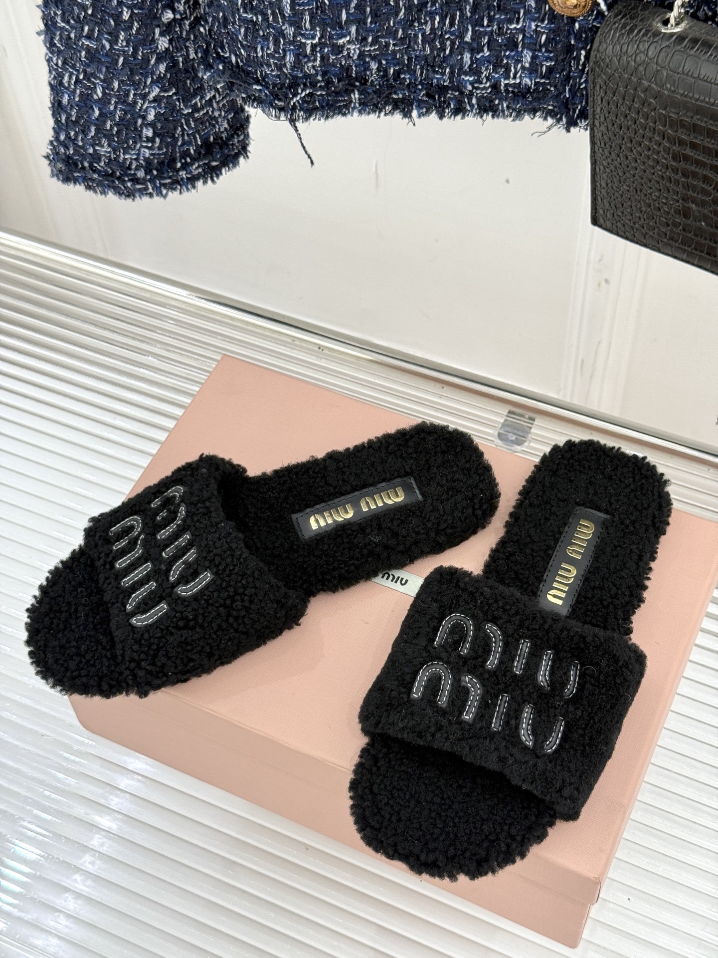 Miu Miu 25WF秋冬新品字母毛拖
当凛冽寒风开始宣告冬天的主权
一双兼具温暖与时尚的毛拖