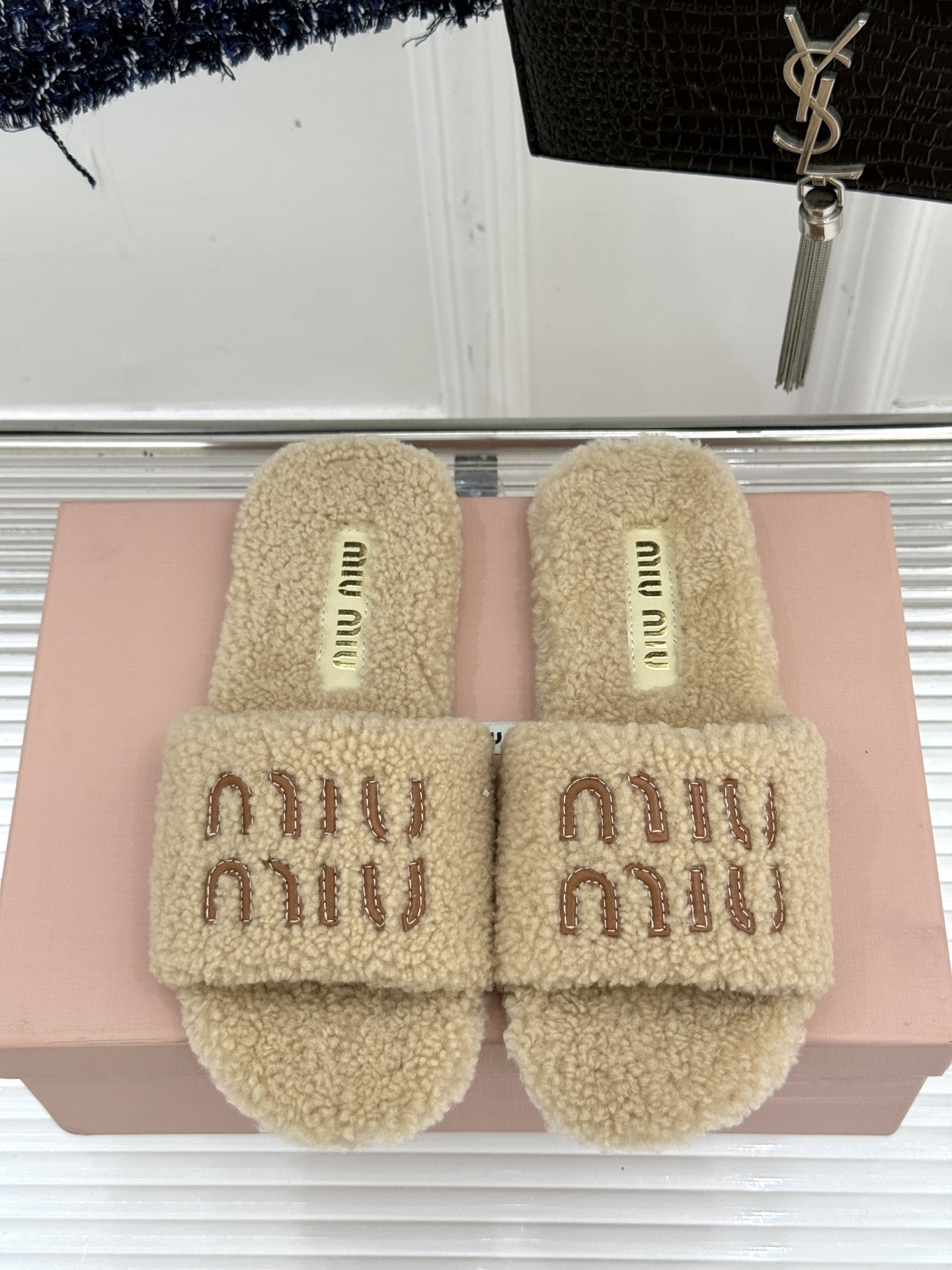 Miu Miu 25WF秋冬新品字母毛拖
当凛冽寒风开始宣告冬天的主权
一双兼具温暖与时尚的毛拖