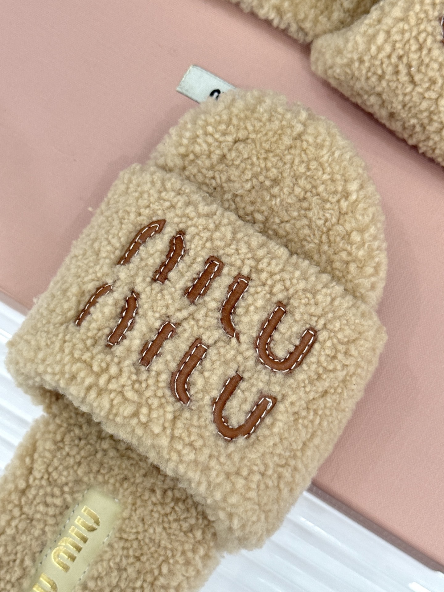 Miu Miu 25WF秋冬新品字母毛拖
当凛冽寒风开始宣告冬天的主权
一双兼具温暖与时尚的毛拖