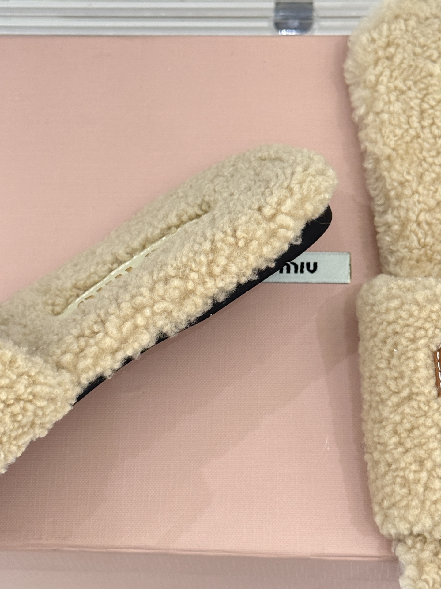 Miu Miu 25WF秋冬新品字母毛拖
当凛冽寒风开始宣告冬天的主权
一双兼具温暖与时尚的毛拖