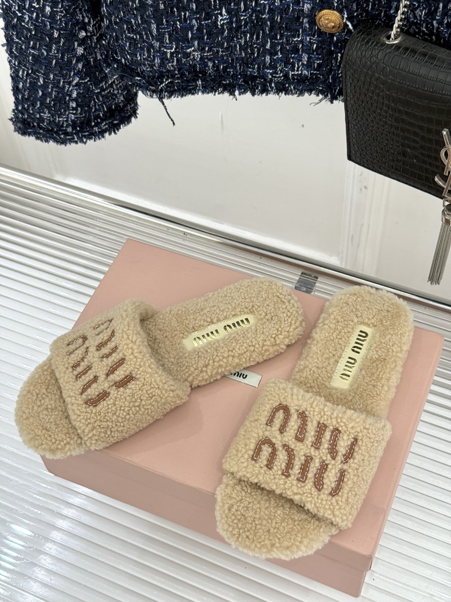 Miu Miu 25WF秋冬新品字母毛拖
当凛冽寒风开始宣告冬天的主权
一双兼具温暖与时尚的毛拖