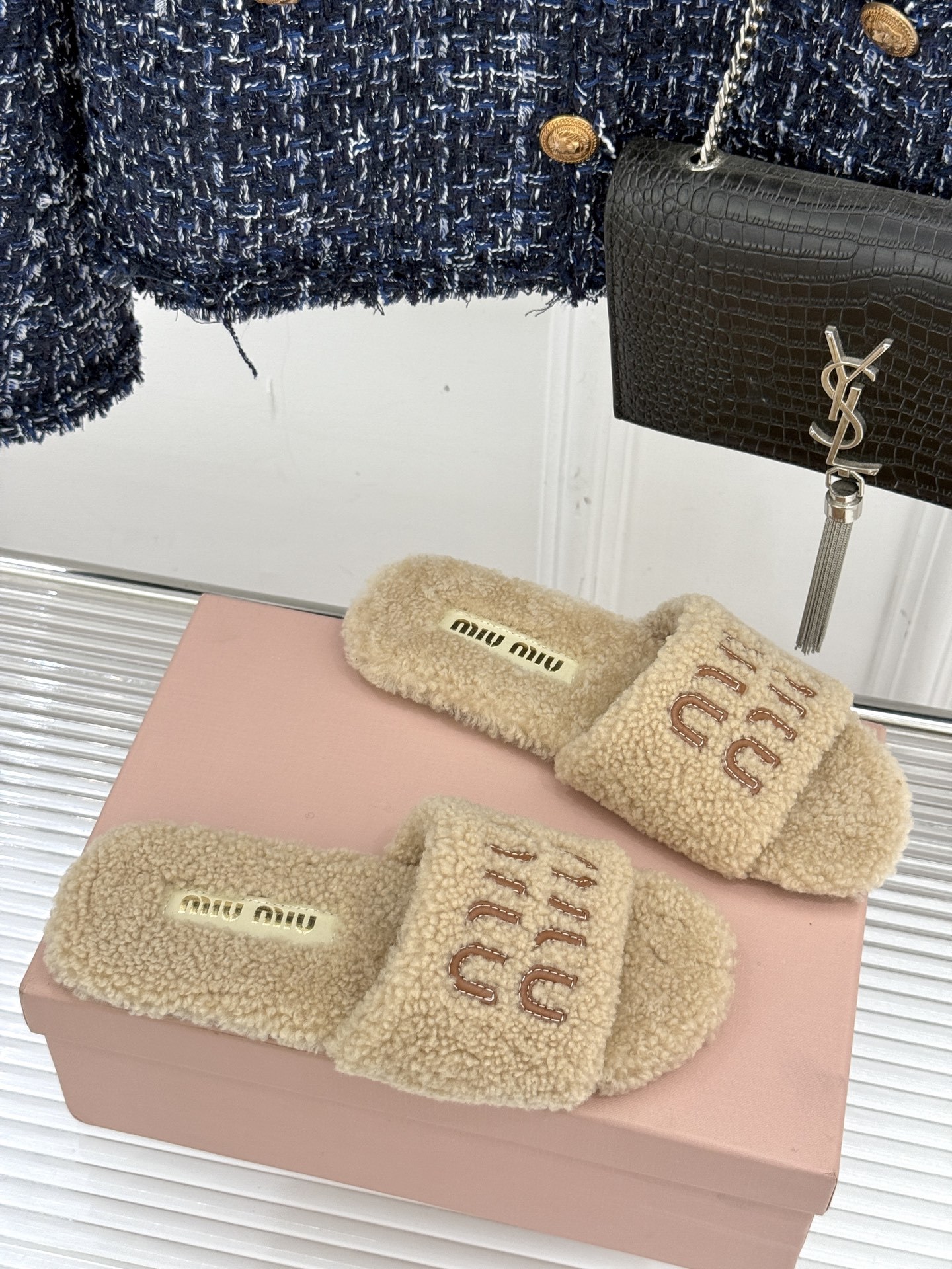 Miu Miu 25WF秋冬新品字母毛拖
当凛冽寒风开始宣告冬天的主权
一双兼具温暖与时尚的毛拖