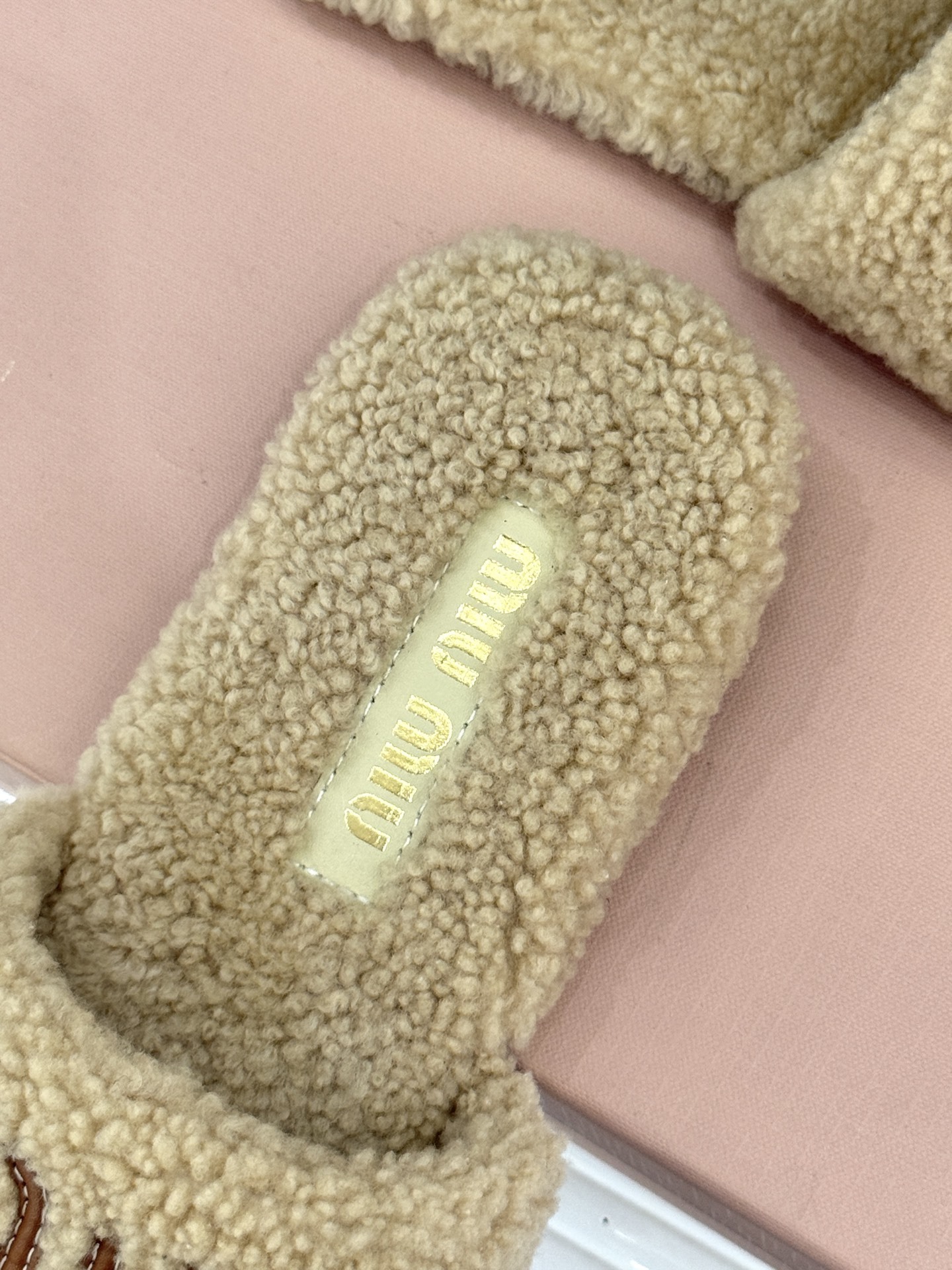 Miu Miu 25WF秋冬新品字母毛拖
当凛冽寒风开始宣告冬天的主权
一双兼具温暖与时尚的毛拖