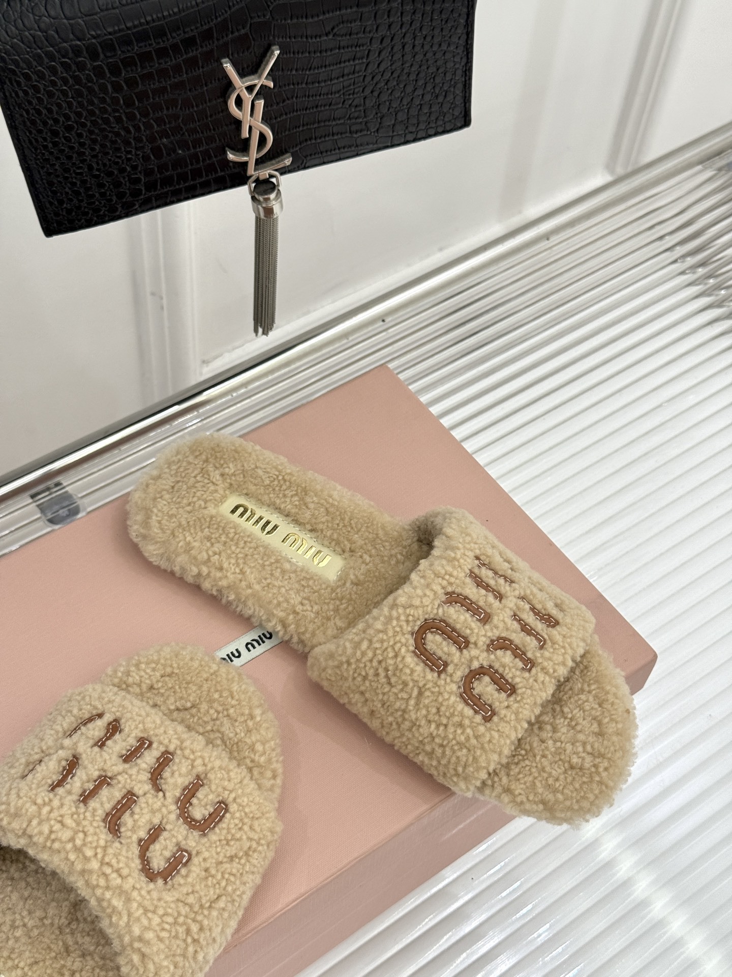 Miu Miu 25WF秋冬新品字母毛拖
当凛冽寒风开始宣告冬天的主权
一双兼具温暖与时尚的毛拖