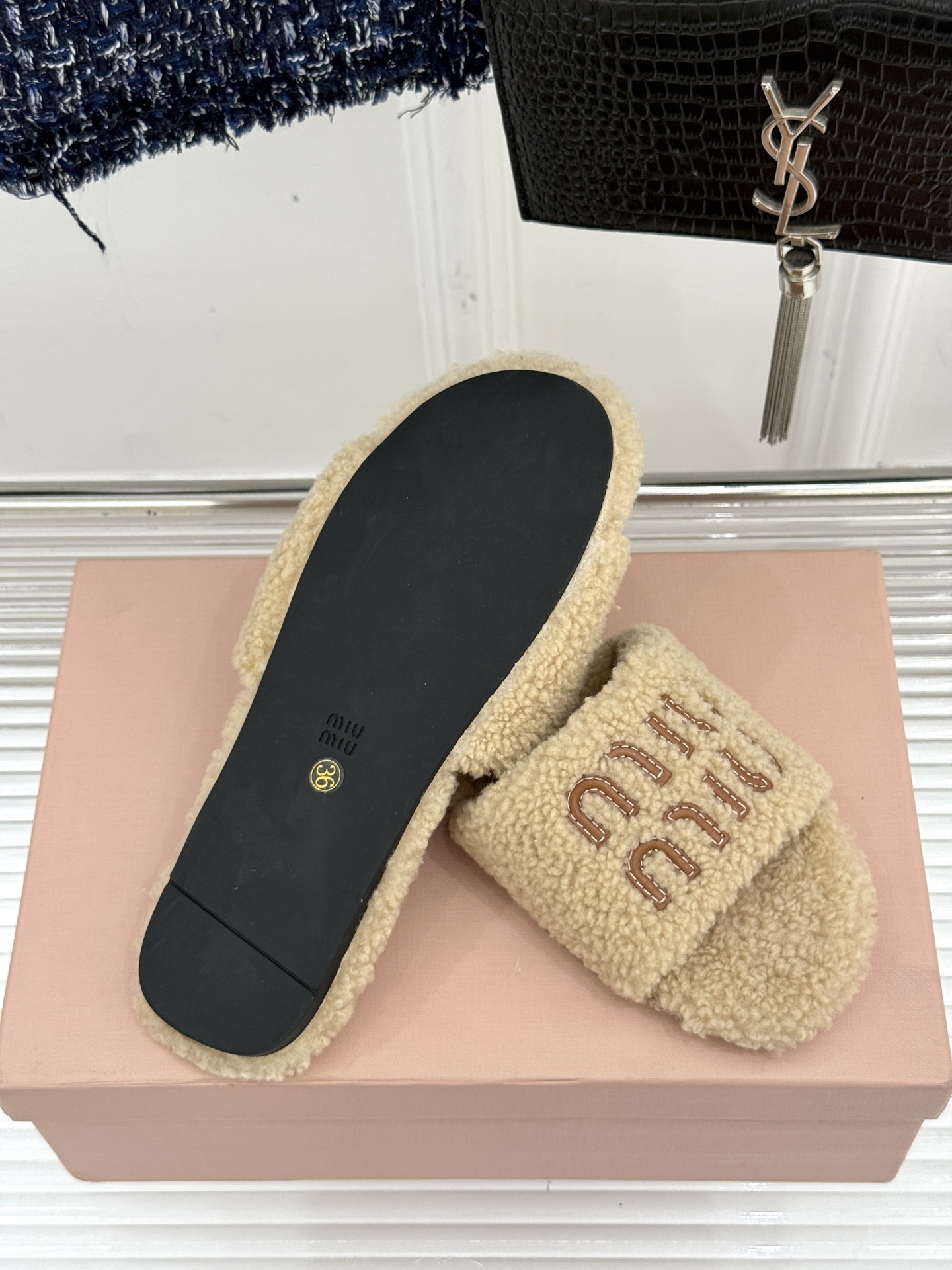 Miu Miu 25WF秋冬新品字母毛拖
当凛冽寒风开始宣告冬天的主权
一双兼具温暖与时尚的毛拖