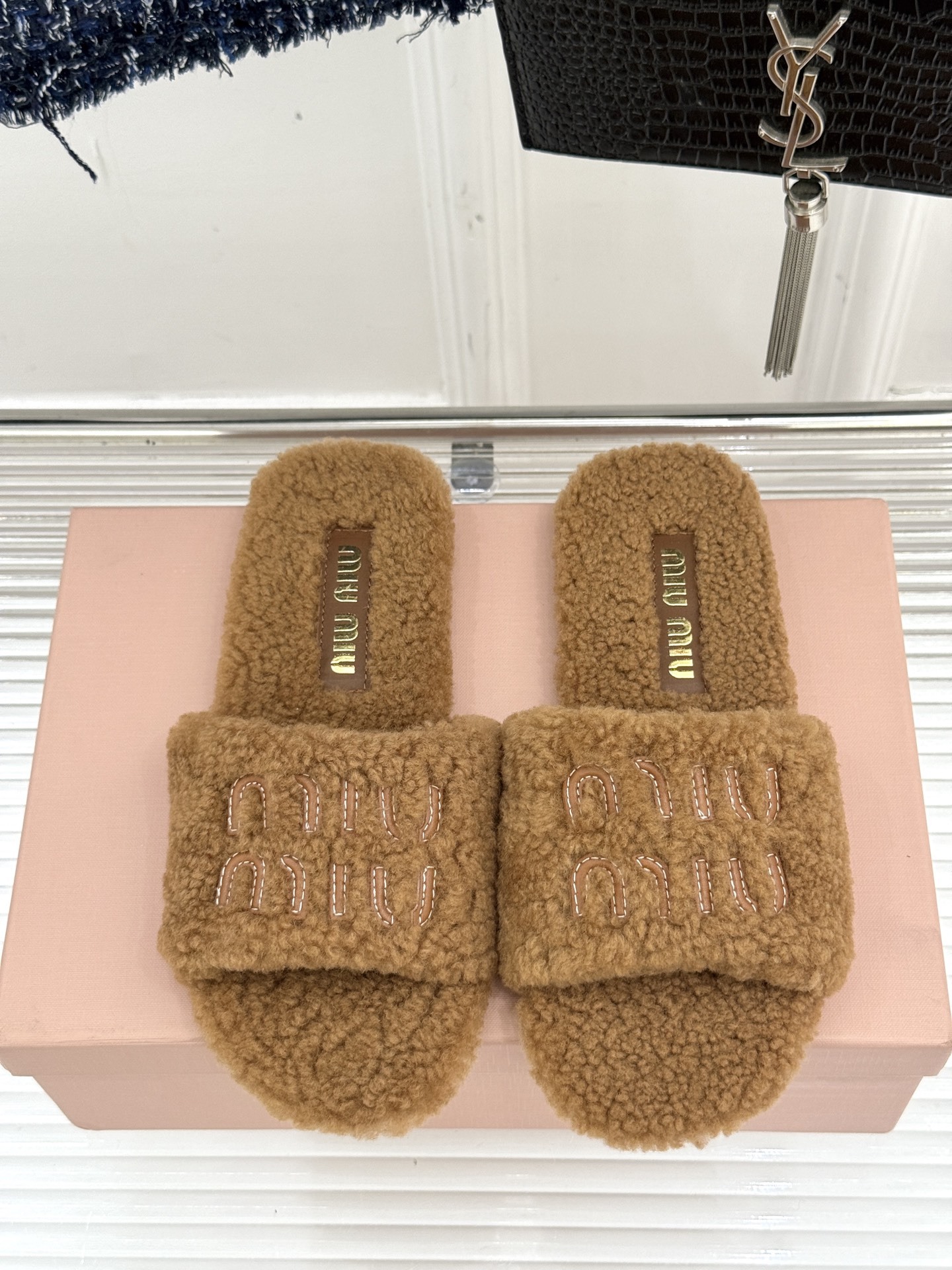 Miu Miu 25WF秋冬新品字母毛拖
当凛冽寒风开始宣告冬天的主权
一双兼具温暖与时尚的毛拖