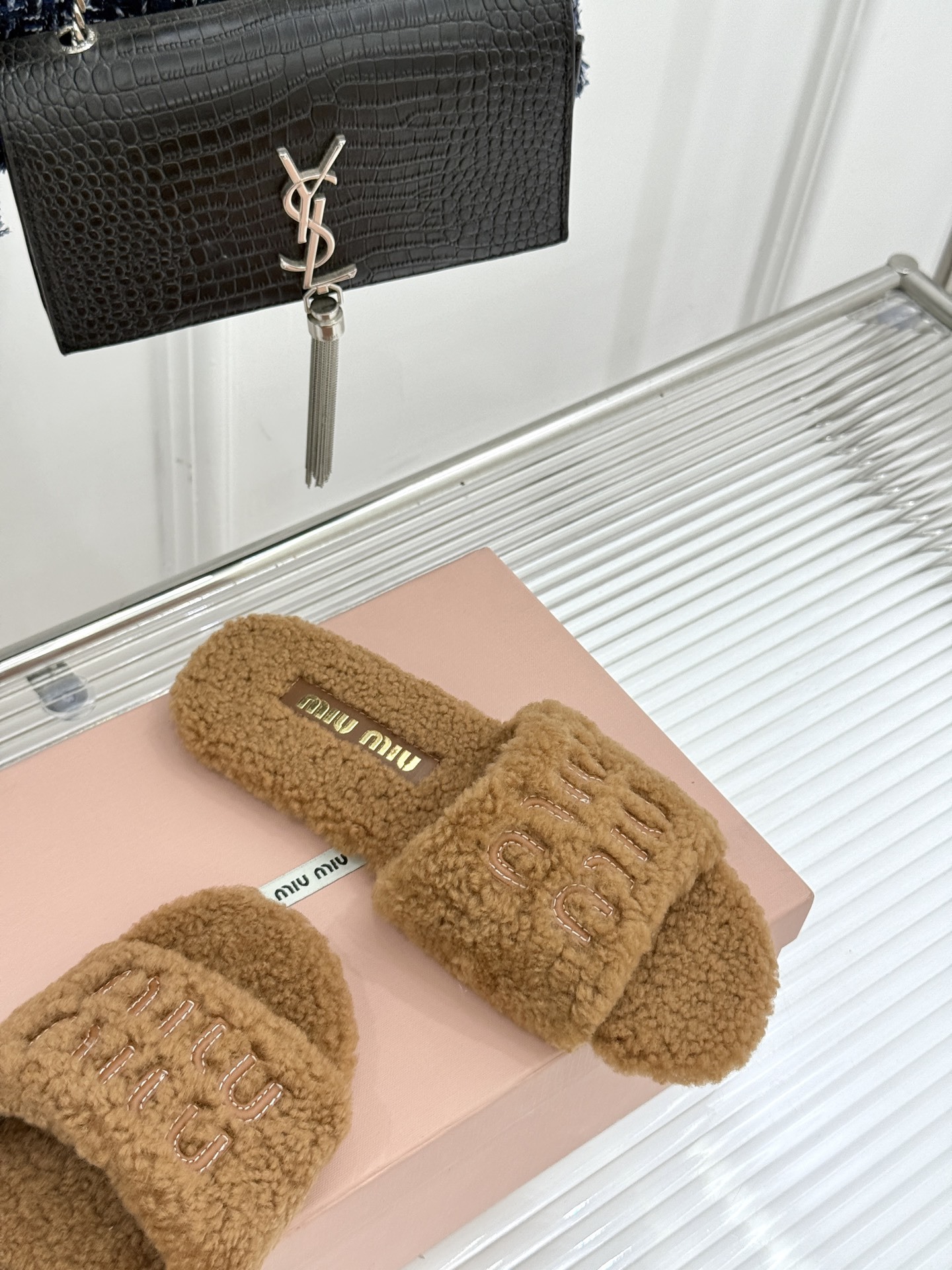 Miu Miu 25WF秋冬新品字母毛拖
当凛冽寒风开始宣告冬天的主权
一双兼具温暖与时尚的毛拖