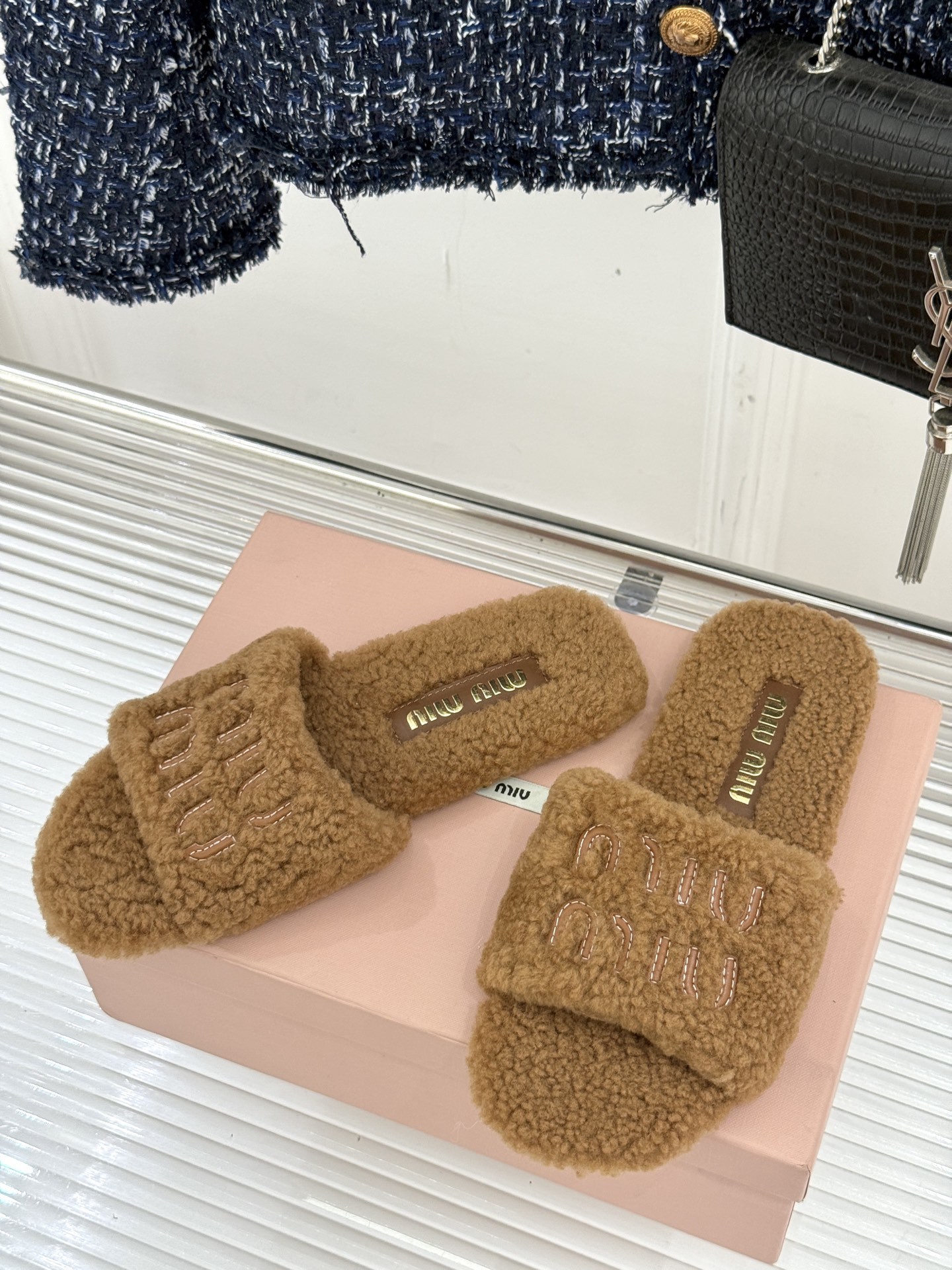 Miu Miu 25WF秋冬新品字母毛拖
当凛冽寒风开始宣告冬天的主权
一双兼具温暖与时尚的毛拖