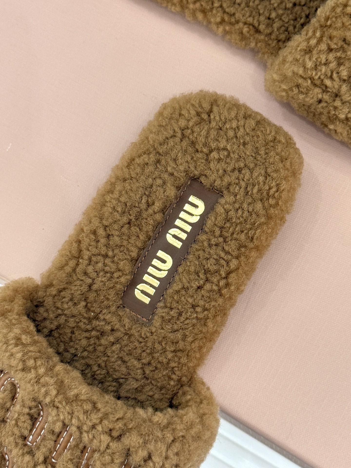Miu Miu 25WF秋冬新品字母毛拖
当凛冽寒风开始宣告冬天的主权
一双兼具温暖与时尚的毛拖