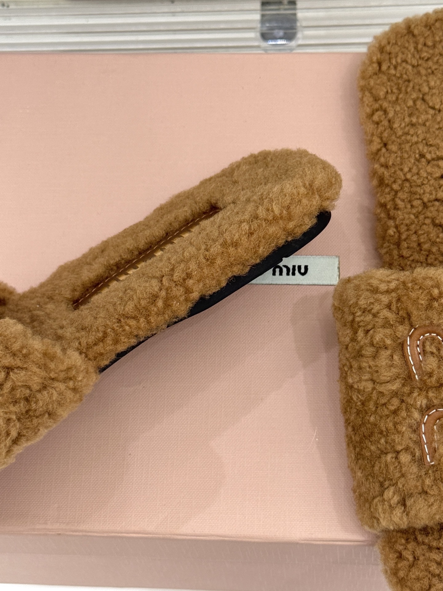 Miu Miu 25WF秋冬新品字母毛拖
当凛冽寒风开始宣告冬天的主权
一双兼具温暖与时尚的毛拖